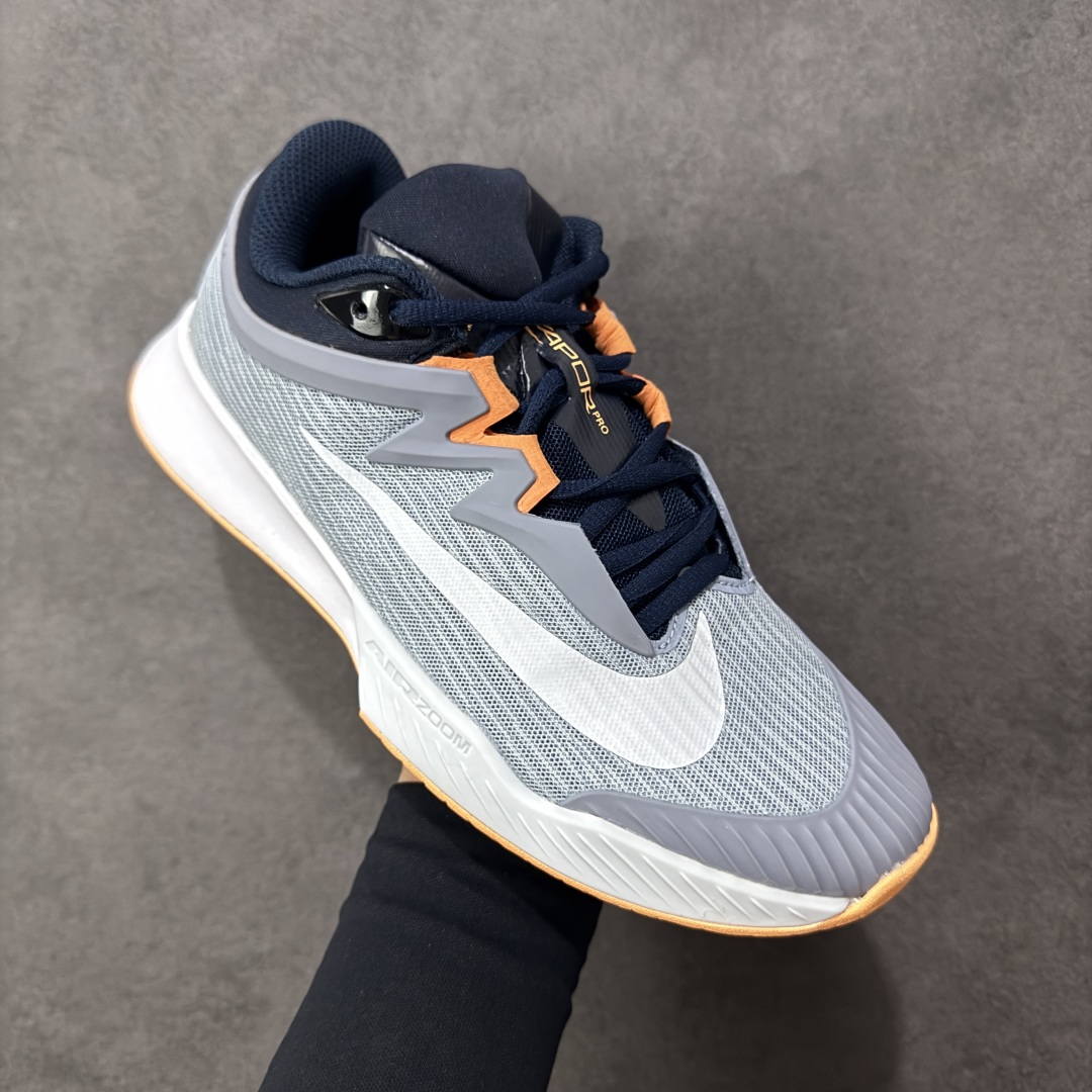 图片[3]-【外贸版】Nike Vapor Pro 3 Premium 简约时尚百搭经典 减震 低帮 网球鞋 FZ2161-400 颜值与实用性兼具 轻质网眼鞋面，透气又轻盈 Air Zoom 缓震配置超给力，击球冲击能有效吸收，缓震回弹超舒适，启动反馈也很赞。 鞋身流线型设计，减少空气阻力，灵活性拉满 鞋底橡胶耐磨，硬地抓地力强，多方向人字纹，急停、变向都稳 中足锁定稳，侧向支撑靠谱，鞋楦贴合度适中，打球时脚在鞋里不乱晃，能专注赢球 简约设计适配多种风格，运动与日常场景无缝切换 轻量化与透气性 网面材质减轻重量，长时间穿着舒适 尺码：36-47-选品中心