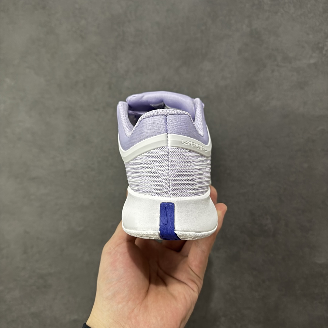 图片[4]-【外贸版】Nike Vapor Pro 3 Premium 简约时尚百搭经典 减震 低帮 网球鞋 FZ2158-500 颜值与实用性兼具 轻质网眼鞋面，透气又轻盈 Air Zoom 缓震配置超给力，击球冲击能有效吸收，缓震回弹超舒适，启动反馈也很赞。 鞋身流线型设计，减少空气阻力，灵活性拉满 鞋底橡胶耐磨，硬地抓地力强，多方向人字纹，急停、变向都稳 中足锁定稳，侧向支撑靠谱，鞋楦贴合度适中，打球时脚在鞋里不乱晃，能专注赢球 简约设计适配多种风格，运动与日常场景无缝切换 轻量化与透气性 网面材质减轻重量，长时间穿着舒适 尺码：36-47-选品中心