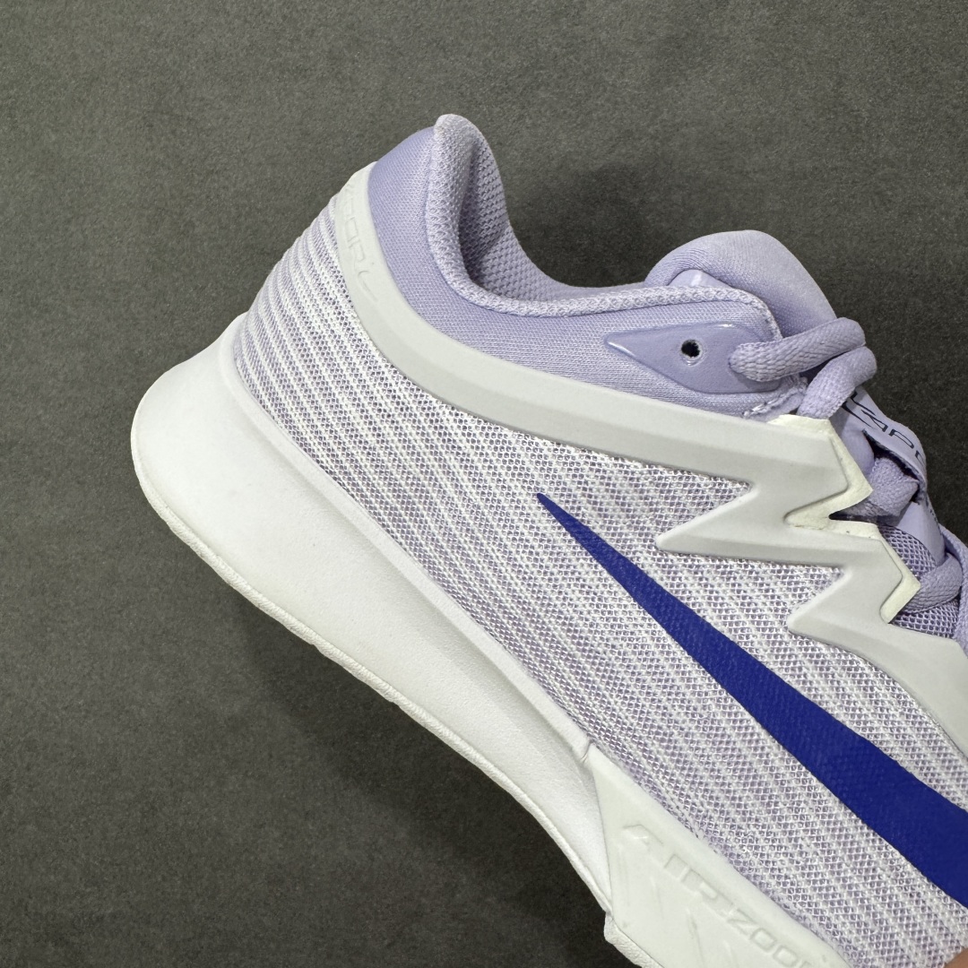 图片[6]-【外贸版】Nike Vapor Pro 3 Premium 简约时尚百搭经典 减震 低帮 网球鞋 FZ2158-500 颜值与实用性兼具 轻质网眼鞋面，透气又轻盈 Air Zoom 缓震配置超给力，击球冲击能有效吸收，缓震回弹超舒适，启动反馈也很赞。 鞋身流线型设计，减少空气阻力，灵活性拉满 鞋底橡胶耐磨，硬地抓地力强，多方向人字纹，急停、变向都稳 中足锁定稳，侧向支撑靠谱，鞋楦贴合度适中，打球时脚在鞋里不乱晃，能专注赢球 简约设计适配多种风格，运动与日常场景无缝切换 轻量化与透气性 网面材质减轻重量，长时间穿着舒适 尺码：36-47-选品中心