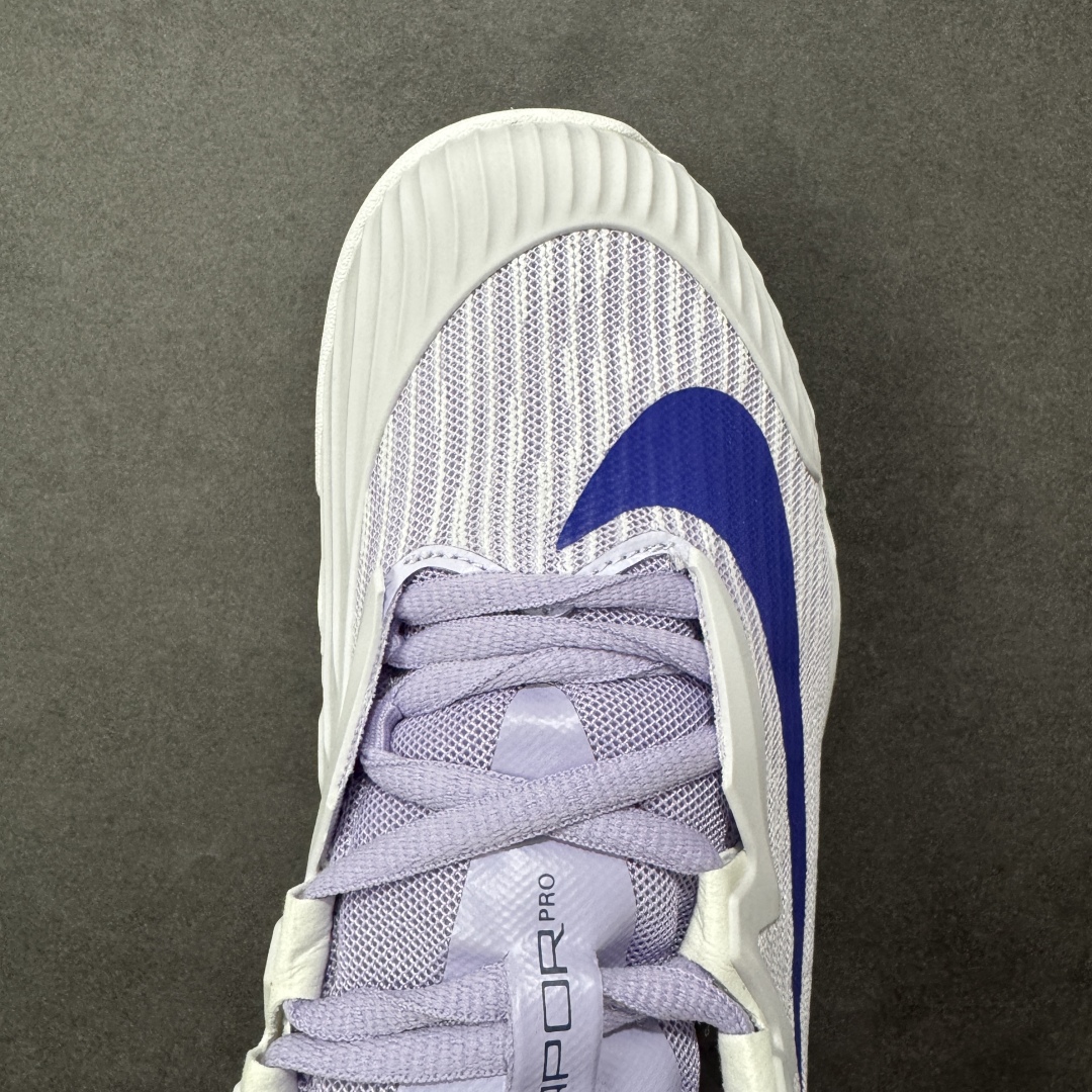 图片[8]-【外贸版】Nike Vapor Pro 3 Premium 简约时尚百搭经典 减震 低帮 网球鞋 FZ2158-500 颜值与实用性兼具 轻质网眼鞋面，透气又轻盈 Air Zoom 缓震配置超给力，击球冲击能有效吸收，缓震回弹超舒适，启动反馈也很赞。 鞋身流线型设计，减少空气阻力，灵活性拉满 鞋底橡胶耐磨，硬地抓地力强，多方向人字纹，急停、变向都稳 中足锁定稳，侧向支撑靠谱，鞋楦贴合度适中，打球时脚在鞋里不乱晃，能专注赢球 简约设计适配多种风格，运动与日常场景无缝切换 轻量化与透气性 网面材质减轻重量，长时间穿着舒适 尺码：36-47-选品中心