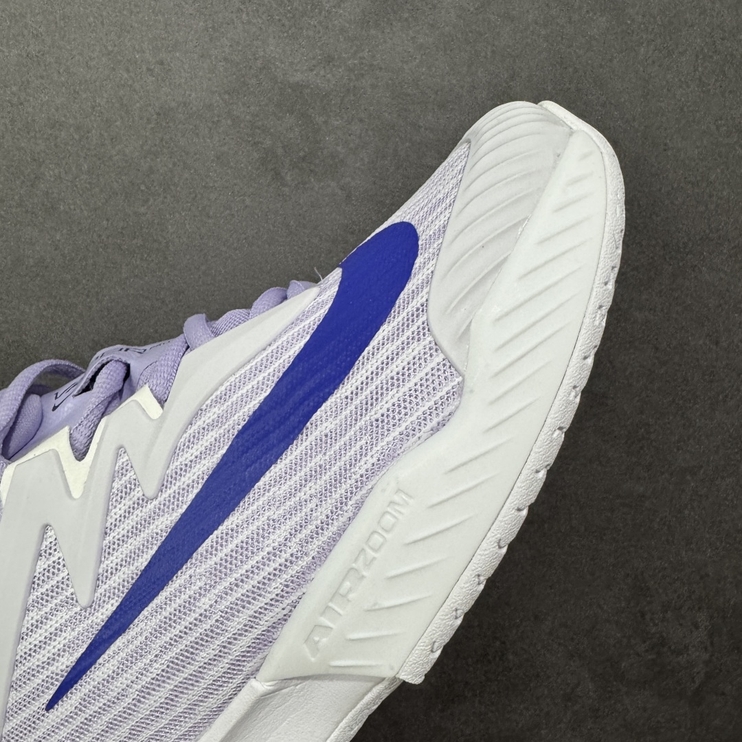 图片[5]-【外贸版】Nike Vapor Pro 3 Premium 简约时尚百搭经典 减震 低帮 网球鞋 FZ2158-500 颜值与实用性兼具 轻质网眼鞋面，透气又轻盈 Air Zoom 缓震配置超给力，击球冲击能有效吸收，缓震回弹超舒适，启动反馈也很赞。 鞋身流线型设计，减少空气阻力，灵活性拉满 鞋底橡胶耐磨，硬地抓地力强，多方向人字纹，急停、变向都稳 中足锁定稳，侧向支撑靠谱，鞋楦贴合度适中，打球时脚在鞋里不乱晃，能专注赢球 简约设计适配多种风格，运动与日常场景无缝切换 轻量化与透气性 网面材质减轻重量，长时间穿着舒适 尺码：36-47-选品中心