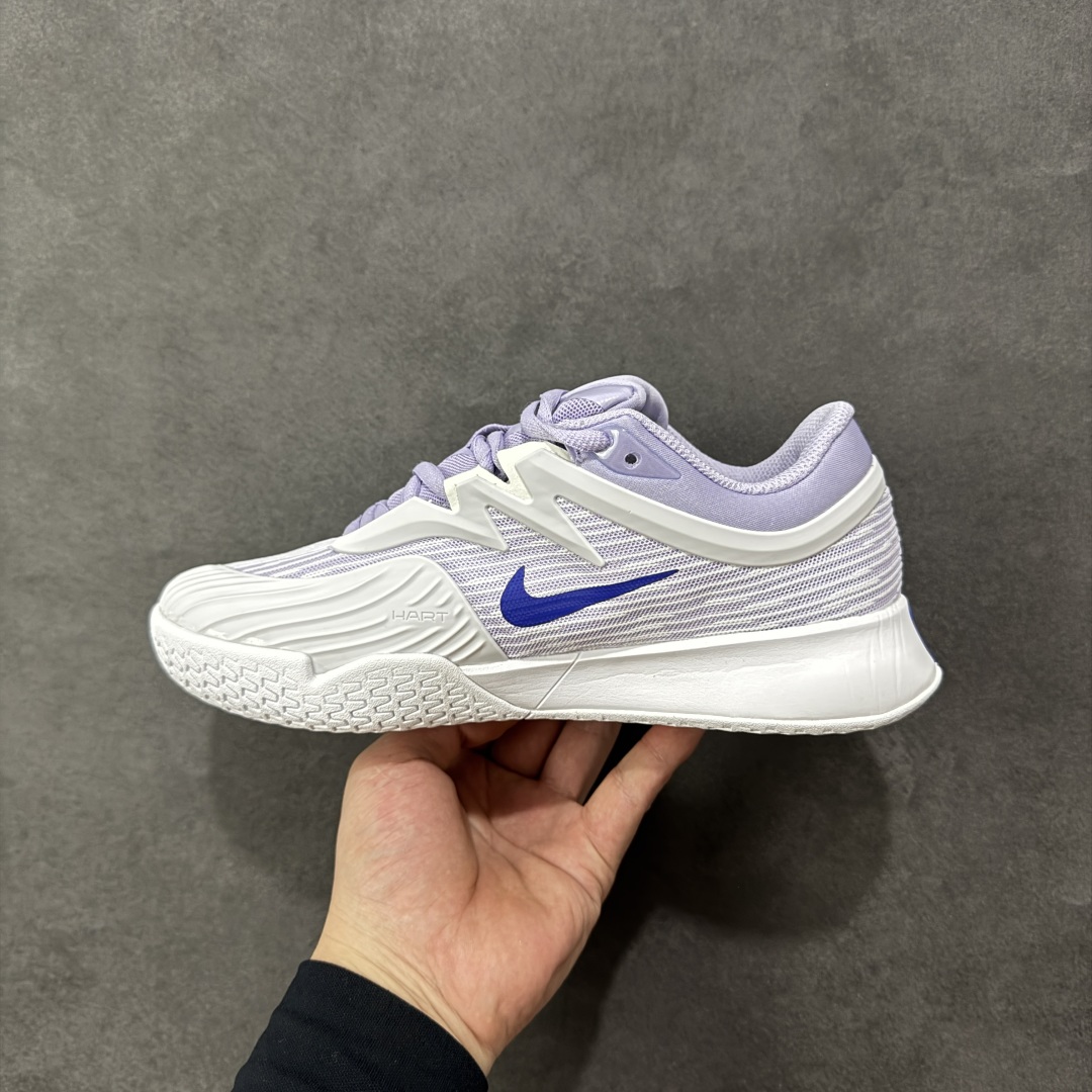 图片[2]-【外贸版】Nike Vapor Pro 3 Premium 简约时尚百搭经典 减震 低帮 网球鞋 FZ2158-500 颜值与实用性兼具 轻质网眼鞋面，透气又轻盈 Air Zoom 缓震配置超给力，击球冲击能有效吸收，缓震回弹超舒适，启动反馈也很赞。 鞋身流线型设计，减少空气阻力，灵活性拉满 鞋底橡胶耐磨，硬地抓地力强，多方向人字纹，急停、变向都稳 中足锁定稳，侧向支撑靠谱，鞋楦贴合度适中，打球时脚在鞋里不乱晃，能专注赢球 简约设计适配多种风格，运动与日常场景无缝切换 轻量化与透气性 网面材质减轻重量，长时间穿着舒适 尺码：36-47-选品中心