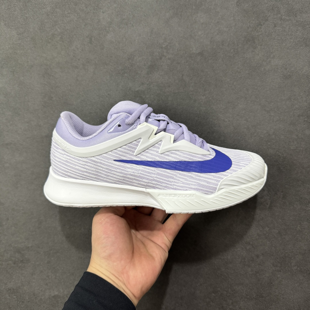 【外贸版】Nike Vapor Pro 3 Premium 简约时尚百搭经典 减震 低帮 网球鞋 FZ2158-500 颜值与实用性兼具 轻质网眼鞋面，透气又轻盈 Air Zoom 缓震配置超给力，击球冲击能有效吸收，缓震回弹超舒适，启动反馈也很赞。 鞋身流线型设计，减少空气阻力，灵活性拉满 鞋底橡胶耐磨，硬地抓地力强，多方向人字纹，急停、变向都稳 中足锁定稳，侧向支撑靠谱，鞋楦贴合度适中，打球时脚在鞋里不乱晃，能专注赢球 简约设计适配多种风格，运动与日常场景无缝切换 轻量化与透气性 网面材质减轻重量，长时间穿着舒适 尺码：36-47-选品中心