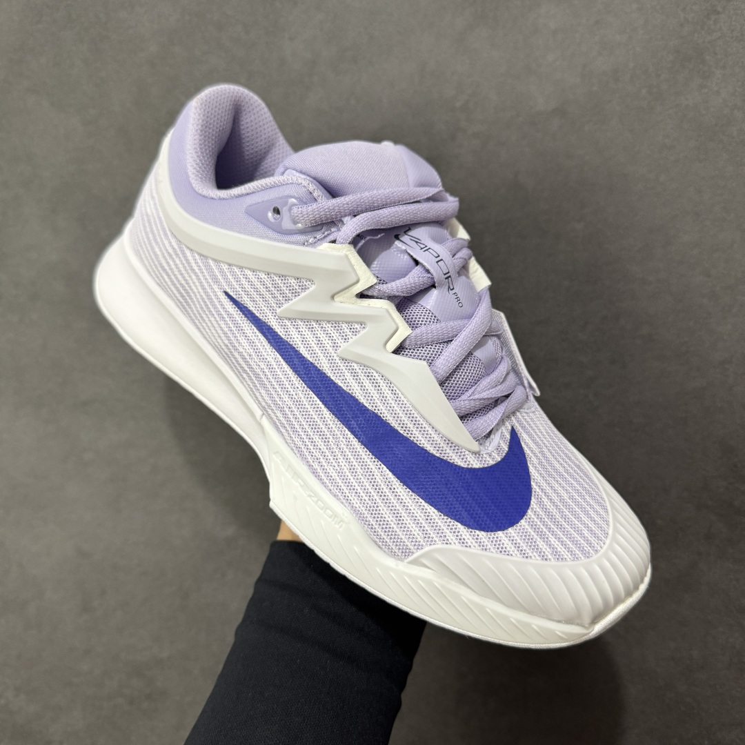 图片[3]-【外贸版】Nike Vapor Pro 3 Premium 简约时尚百搭经典 减震 低帮 网球鞋 FZ2158-500 颜值与实用性兼具 轻质网眼鞋面，透气又轻盈 Air Zoom 缓震配置超给力，击球冲击能有效吸收，缓震回弹超舒适，启动反馈也很赞。 鞋身流线型设计，减少空气阻力，灵活性拉满 鞋底橡胶耐磨，硬地抓地力强，多方向人字纹，急停、变向都稳 中足锁定稳，侧向支撑靠谱，鞋楦贴合度适中，打球时脚在鞋里不乱晃，能专注赢球 简约设计适配多种风格，运动与日常场景无缝切换 轻量化与透气性 网面材质减轻重量，长时间穿着舒适 尺码：36-47-选品中心