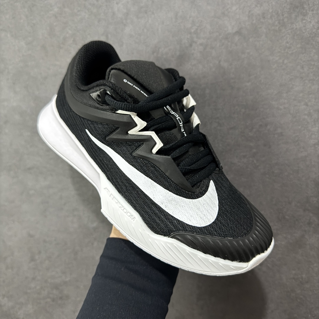 图片[3]-【外贸版】Nike Vapor Pro 3 Premium 简约时尚百搭经典 减震 低帮 网球鞋 FZ2161-002 颜值与实用性兼具 轻质网眼鞋面，透气又轻盈 Air Zoom 缓震配置超给力，击球冲击能有效吸收，缓震回弹超舒适，启动反馈也很赞。 鞋身流线型设计，减少空气阻力，灵活性拉满 鞋底橡胶耐磨，硬地抓地力强，多方向人字纹，急停、变向都稳 中足锁定稳，侧向支撑靠谱，鞋楦贴合度适中，打球时脚在鞋里不乱晃，能专注赢球 简约设计适配多种风格，运动与日常场景无缝切换 轻量化与透气性 网面材质减轻重量，长时间穿着舒适 尺码：36-47-选品中心