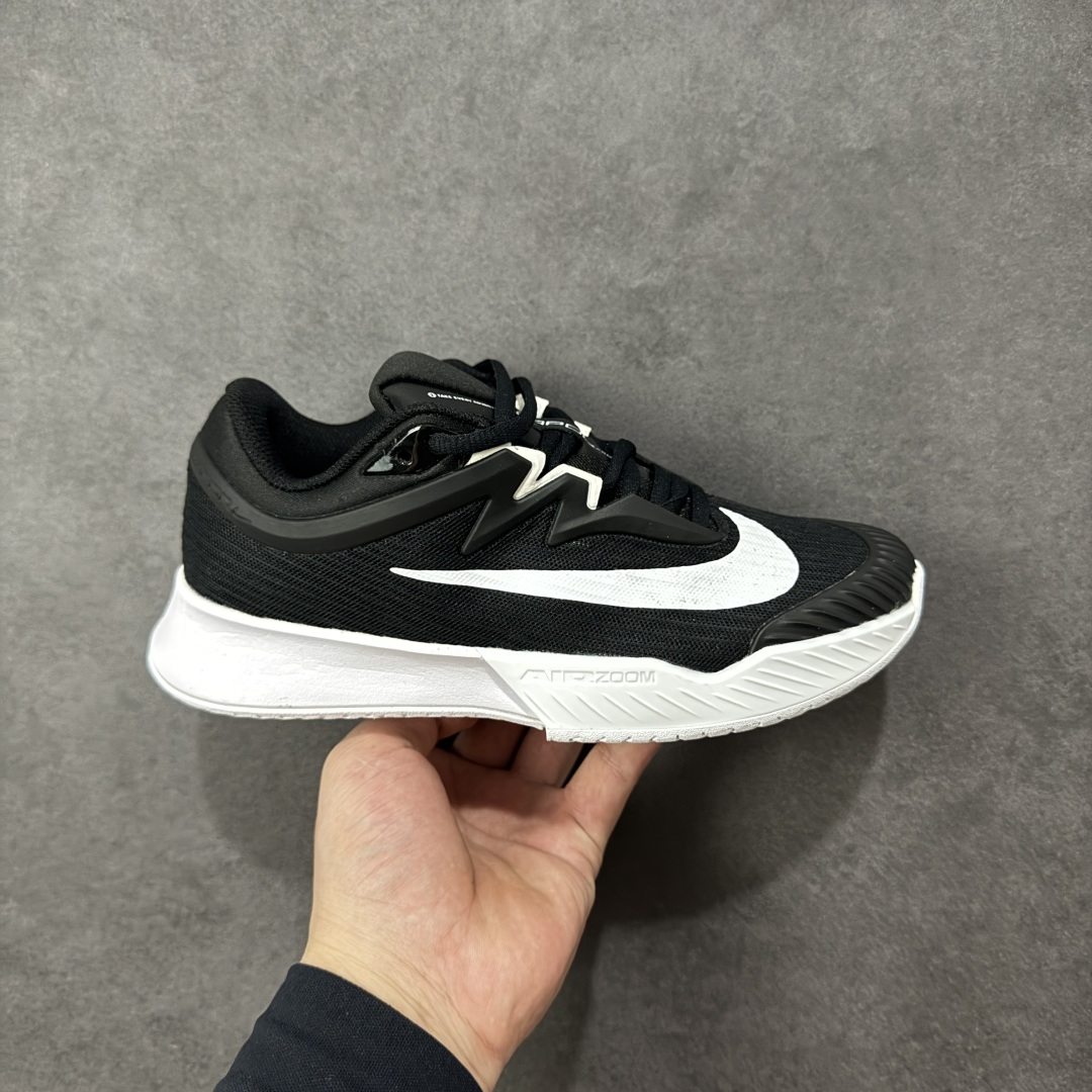 【外贸版】Nike Vapor Pro 3 Premium 简约时尚百搭经典 减震 低帮 网球鞋 FZ2161-002 颜值与实用性兼具 轻质网眼鞋面，透气又轻盈 Air Zoom 缓震配置超给力，击球冲击能有效吸收，缓震回弹超舒适，启动反馈也很赞。 鞋身流线型设计，减少空气阻力，灵活性拉满 鞋底橡胶耐磨，硬地抓地力强，多方向人字纹，急停、变向都稳 中足锁定稳，侧向支撑靠谱，鞋楦贴合度适中，打球时脚在鞋里不乱晃，能专注赢球 简约设计适配多种风格，运动与日常场景无缝切换 轻量化与透气性 网面材质减轻重量，长时间穿着舒适 尺码：36-47-选品中心