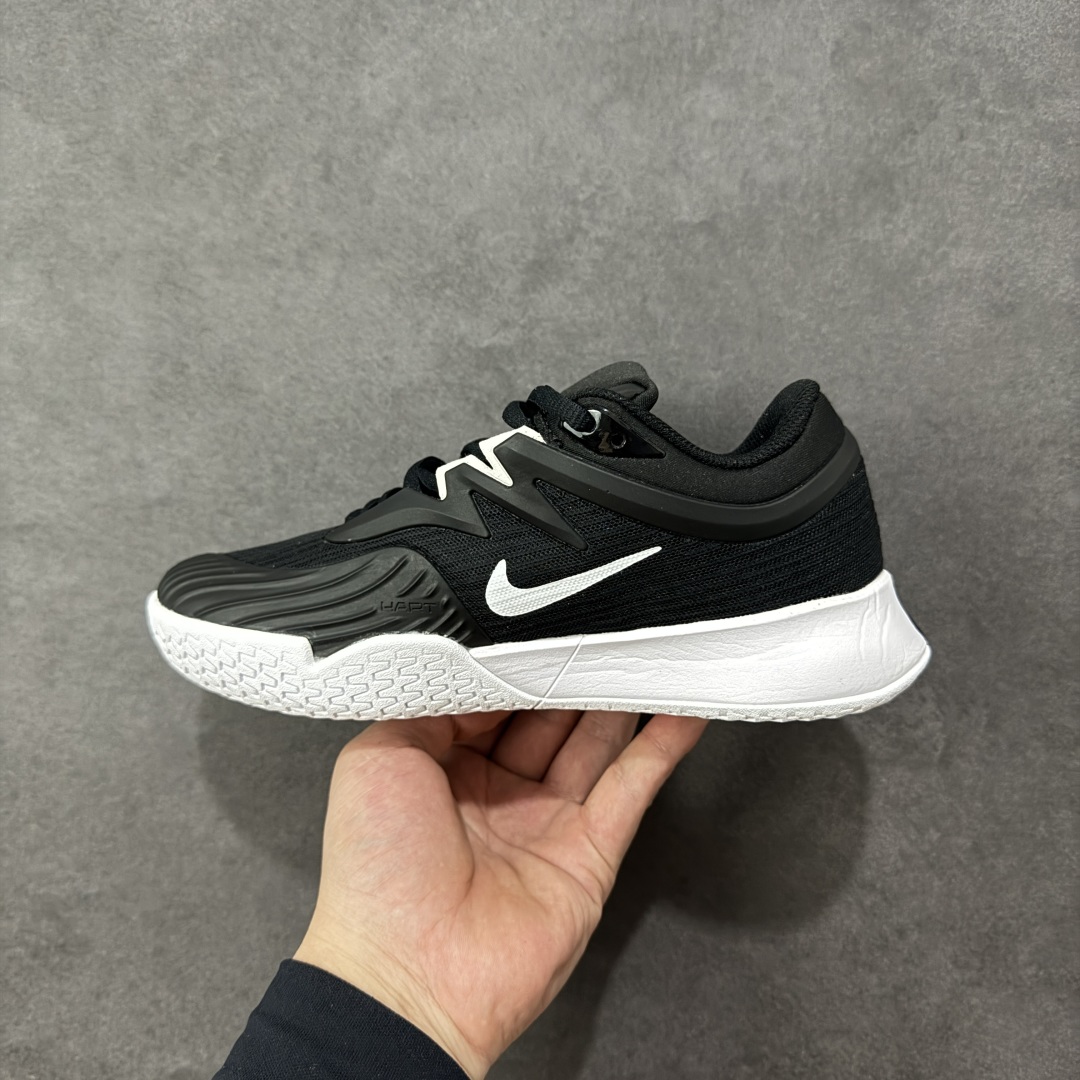 图片[2]-【外贸版】Nike Vapor Pro 3 Premium 简约时尚百搭经典 减震 低帮 网球鞋 FZ2161-002 颜值与实用性兼具 轻质网眼鞋面，透气又轻盈 Air Zoom 缓震配置超给力，击球冲击能有效吸收，缓震回弹超舒适，启动反馈也很赞。 鞋身流线型设计，减少空气阻力，灵活性拉满 鞋底橡胶耐磨，硬地抓地力强，多方向人字纹，急停、变向都稳 中足锁定稳，侧向支撑靠谱，鞋楦贴合度适中，打球时脚在鞋里不乱晃，能专注赢球 简约设计适配多种风格，运动与日常场景无缝切换 轻量化与透气性 网面材质减轻重量，长时间穿着舒适 尺码：36-47-选品中心