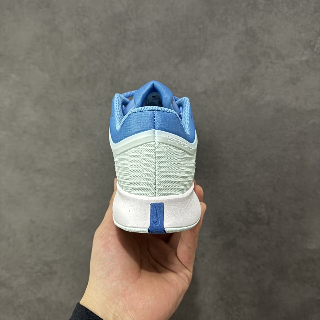图片[4]-【外贸版】Nike Vapor Pro 3 Premium 简约时尚百搭经典 减震 低帮 网球鞋 FZ2158-400 颜值与实用性兼具 轻质网眼鞋面，透气又轻盈 Air Zoom 缓震配置超给力，击球冲击能有效吸收，缓震回弹超舒适，启动反馈也很赞。 鞋身流线型设计，减少空气阻力，灵活性拉满 鞋底橡胶耐磨，硬地抓地力强，多方向人字纹，急停、变向都稳 中足锁定稳，侧向支撑靠谱，鞋楦贴合度适中，打球时脚在鞋里不乱晃，能专注赢球 简约设计适配多种风格，运动与日常场景无缝切换 轻量化与透气性 网面材质减轻重量，长时间穿着舒适 尺码：36-47-选品中心