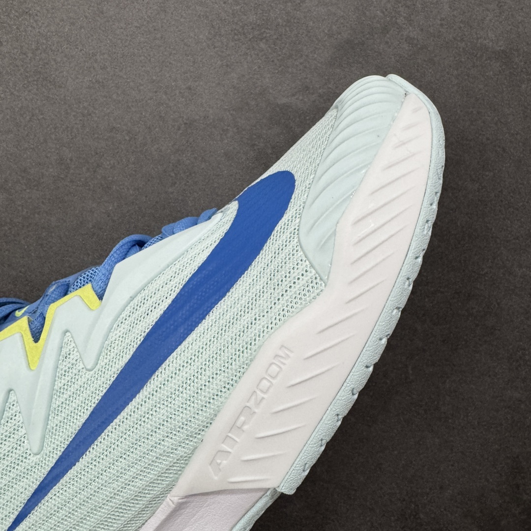 图片[5]-【外贸版】Nike Vapor Pro 3 Premium 简约时尚百搭经典 减震 低帮 网球鞋 FZ2158-400 颜值与实用性兼具 轻质网眼鞋面，透气又轻盈 Air Zoom 缓震配置超给力，击球冲击能有效吸收，缓震回弹超舒适，启动反馈也很赞。 鞋身流线型设计，减少空气阻力，灵活性拉满 鞋底橡胶耐磨，硬地抓地力强，多方向人字纹，急停、变向都稳 中足锁定稳，侧向支撑靠谱，鞋楦贴合度适中，打球时脚在鞋里不乱晃，能专注赢球 简约设计适配多种风格，运动与日常场景无缝切换 轻量化与透气性 网面材质减轻重量，长时间穿着舒适 尺码：36-47-选品中心