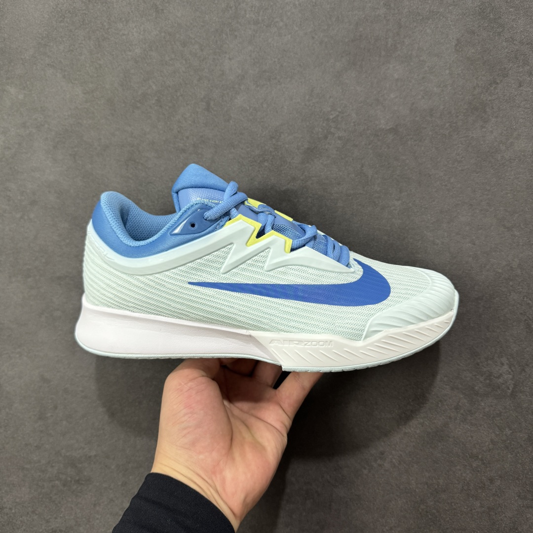 【外贸版】Nike Vapor Pro 3 Premium 简约时尚百搭经典 减震 低帮 网球鞋 FZ2158-400 颜值与实用性兼具 轻质网眼鞋面，透气又轻盈 Air Zoom 缓震配置超给力，击球冲击能有效吸收，缓震回弹超舒适，启动反馈也很赞。 鞋身流线型设计，减少空气阻力，灵活性拉满 鞋底橡胶耐磨，硬地抓地力强，多方向人字纹，急停、变向都稳 中足锁定稳，侧向支撑靠谱，鞋楦贴合度适中，打球时脚在鞋里不乱晃，能专注赢球 简约设计适配多种风格，运动与日常场景无缝切换 轻量化与透气性 网面材质减轻重量，长时间穿着舒适 尺码：36-47-选品中心