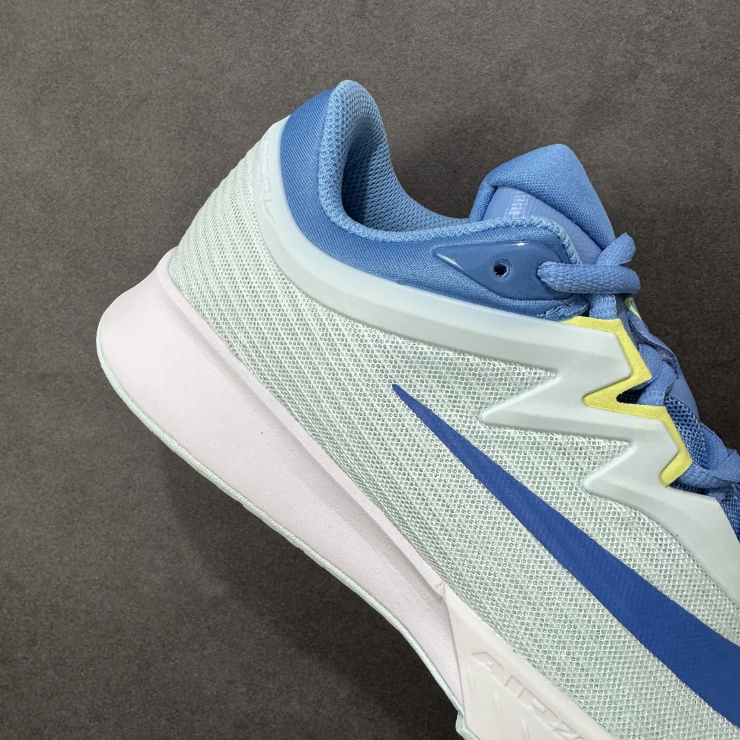 图片[6]-【外贸版】Nike Vapor Pro 3 Premium 简约时尚百搭经典 减震 低帮 网球鞋 FZ2158-400 颜值与实用性兼具 轻质网眼鞋面，透气又轻盈 Air Zoom 缓震配置超给力，击球冲击能有效吸收，缓震回弹超舒适，启动反馈也很赞。 鞋身流线型设计，减少空气阻力，灵活性拉满 鞋底橡胶耐磨，硬地抓地力强，多方向人字纹，急停、变向都稳 中足锁定稳，侧向支撑靠谱，鞋楦贴合度适中，打球时脚在鞋里不乱晃，能专注赢球 简约设计适配多种风格，运动与日常场景无缝切换 轻量化与透气性 网面材质减轻重量，长时间穿着舒适 尺码：36-47-选品中心