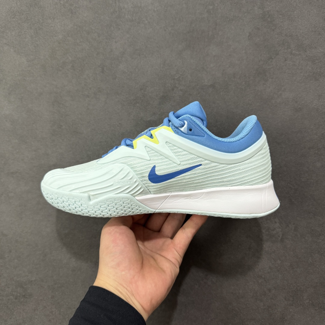 图片[2]-【外贸版】Nike Vapor Pro 3 Premium 简约时尚百搭经典 减震 低帮 网球鞋 FZ2158-400 颜值与实用性兼具 轻质网眼鞋面，透气又轻盈 Air Zoom 缓震配置超给力，击球冲击能有效吸收，缓震回弹超舒适，启动反馈也很赞。 鞋身流线型设计，减少空气阻力，灵活性拉满 鞋底橡胶耐磨，硬地抓地力强，多方向人字纹，急停、变向都稳 中足锁定稳，侧向支撑靠谱，鞋楦贴合度适中，打球时脚在鞋里不乱晃，能专注赢球 简约设计适配多种风格，运动与日常场景无缝切换 轻量化与透气性 网面材质减轻重量，长时间穿着舒适 尺码：36-47-选品中心