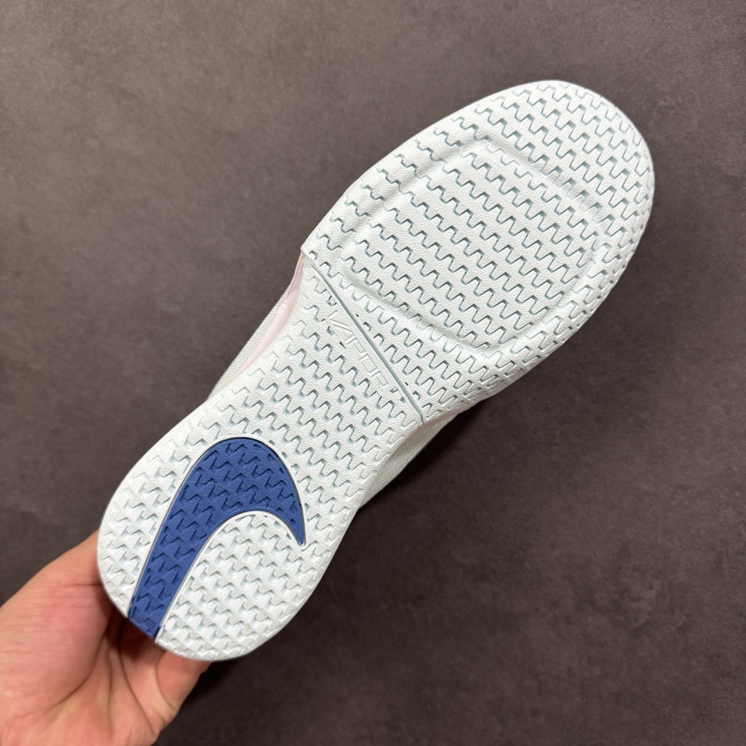 图片[9]-【外贸版】Nike Vapor Pro 3 Premium 简约时尚百搭经典 减震 低帮 网球鞋 FZ2158-400 颜值与实用性兼具 轻质网眼鞋面，透气又轻盈 Air Zoom 缓震配置超给力，击球冲击能有效吸收，缓震回弹超舒适，启动反馈也很赞。 鞋身流线型设计，减少空气阻力，灵活性拉满 鞋底橡胶耐磨，硬地抓地力强，多方向人字纹，急停、变向都稳 中足锁定稳，侧向支撑靠谱，鞋楦贴合度适中，打球时脚在鞋里不乱晃，能专注赢球 简约设计适配多种风格，运动与日常场景无缝切换 轻量化与透气性 网面材质减轻重量，长时间穿着舒适 尺码：36-47-选品中心