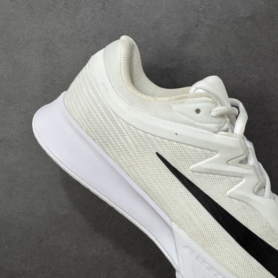 图片[6]-【外贸版】Nike Vapor Pro 3 Premium 简约时尚百搭经典 减震 低帮 网球鞋 FZ2158-101 颜值与实用性兼具 轻质网眼鞋面，透气又轻盈 Air Zoom 缓震配置超给力，击球冲击能有效吸收，缓震回弹超舒适，启动反馈也很赞。 鞋身流线型设计，减少空气阻力，灵活性拉满 鞋底橡胶耐磨，硬地抓地力强，多方向人字纹，急停、变向都稳 中足锁定稳，侧向支撑靠谱，鞋楦贴合度适中，打球时脚在鞋里不乱晃，能专注赢球 简约设计适配多种风格，运动与日常场景无缝切换 轻量化与透气性 网面材质减轻重量，长时间穿着舒适 尺码：36-47-选品中心