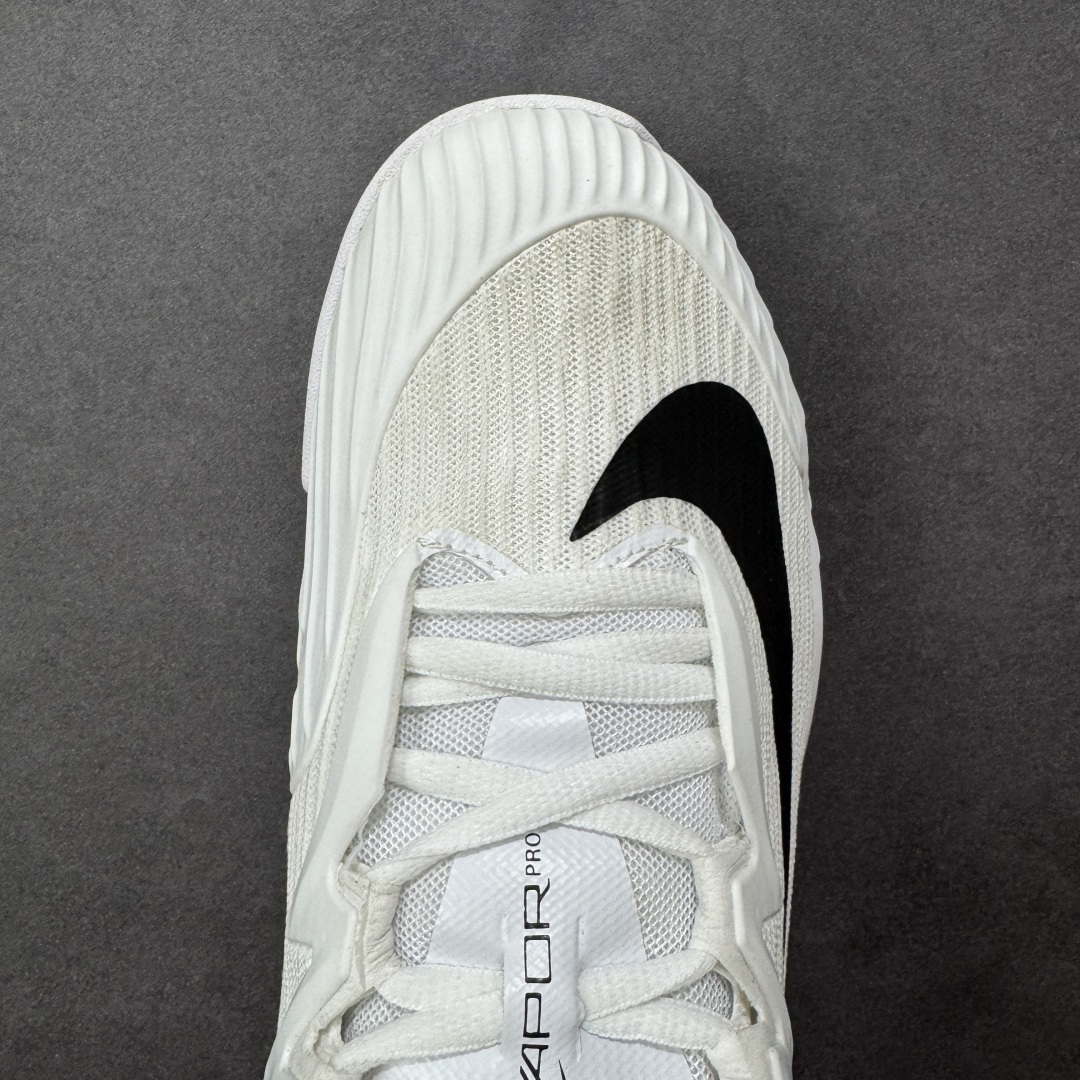 图片[8]-【外贸版】Nike Vapor Pro 3 Premium 简约时尚百搭经典 减震 低帮 网球鞋 FZ2158-101 颜值与实用性兼具 轻质网眼鞋面，透气又轻盈 Air Zoom 缓震配置超给力，击球冲击能有效吸收，缓震回弹超舒适，启动反馈也很赞。 鞋身流线型设计，减少空气阻力，灵活性拉满 鞋底橡胶耐磨，硬地抓地力强，多方向人字纹，急停、变向都稳 中足锁定稳，侧向支撑靠谱，鞋楦贴合度适中，打球时脚在鞋里不乱晃，能专注赢球 简约设计适配多种风格，运动与日常场景无缝切换 轻量化与透气性 网面材质减轻重量，长时间穿着舒适 尺码：36-47-选品中心