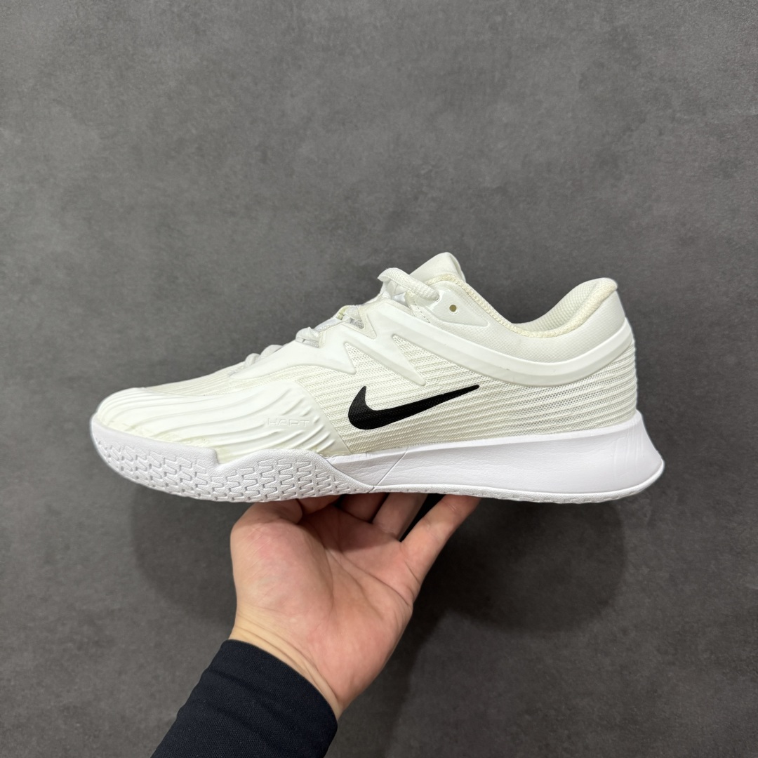 图片[2]-【外贸版】Nike Vapor Pro 3 Premium 简约时尚百搭经典 减震 低帮 网球鞋 FZ2158-101 颜值与实用性兼具 轻质网眼鞋面，透气又轻盈 Air Zoom 缓震配置超给力，击球冲击能有效吸收，缓震回弹超舒适，启动反馈也很赞。 鞋身流线型设计，减少空气阻力，灵活性拉满 鞋底橡胶耐磨，硬地抓地力强，多方向人字纹，急停、变向都稳 中足锁定稳，侧向支撑靠谱，鞋楦贴合度适中，打球时脚在鞋里不乱晃，能专注赢球 简约设计适配多种风格，运动与日常场景无缝切换 轻量化与透气性 网面材质减轻重量，长时间穿着舒适 尺码：36-47-选品中心