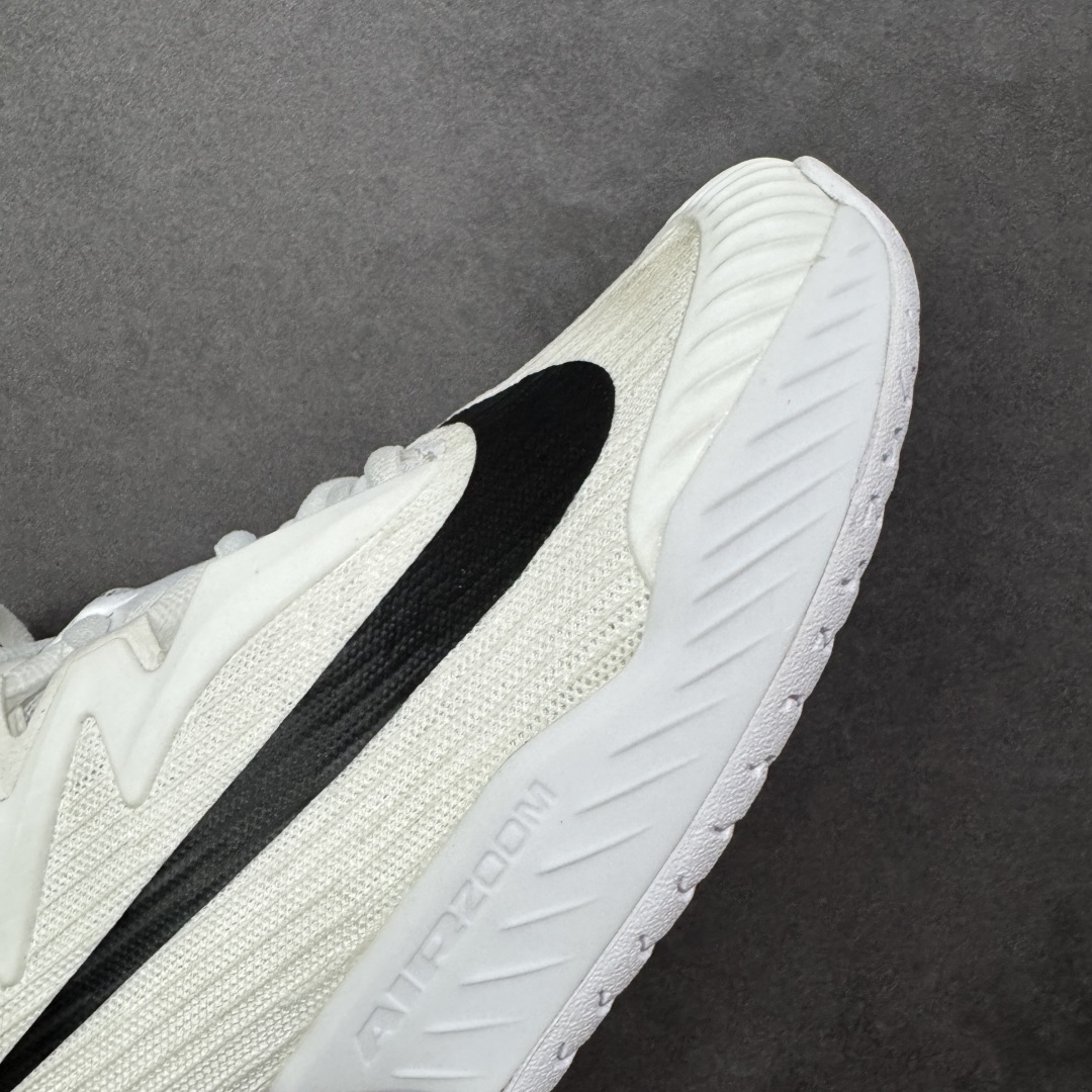 图片[5]-【外贸版】Nike Vapor Pro 3 Premium 简约时尚百搭经典 减震 低帮 网球鞋 FZ2158-101 颜值与实用性兼具 轻质网眼鞋面，透气又轻盈 Air Zoom 缓震配置超给力，击球冲击能有效吸收，缓震回弹超舒适，启动反馈也很赞。 鞋身流线型设计，减少空气阻力，灵活性拉满 鞋底橡胶耐磨，硬地抓地力强，多方向人字纹，急停、变向都稳 中足锁定稳，侧向支撑靠谱，鞋楦贴合度适中，打球时脚在鞋里不乱晃，能专注赢球 简约设计适配多种风格，运动与日常场景无缝切换 轻量化与透气性 网面材质减轻重量，长时间穿着舒适 尺码：36-47-选品中心