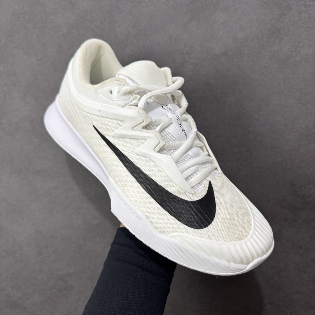 图片[3]-【外贸版】Nike Vapor Pro 3 Premium 简约时尚百搭经典 减震 低帮 网球鞋 FZ2158-101 颜值与实用性兼具 轻质网眼鞋面，透气又轻盈 Air Zoom 缓震配置超给力，击球冲击能有效吸收，缓震回弹超舒适，启动反馈也很赞。 鞋身流线型设计，减少空气阻力，灵活性拉满 鞋底橡胶耐磨，硬地抓地力强，多方向人字纹，急停、变向都稳 中足锁定稳，侧向支撑靠谱，鞋楦贴合度适中，打球时脚在鞋里不乱晃，能专注赢球 简约设计适配多种风格，运动与日常场景无缝切换 轻量化与透气性 网面材质减轻重量，长时间穿着舒适 尺码：36-47-选品中心