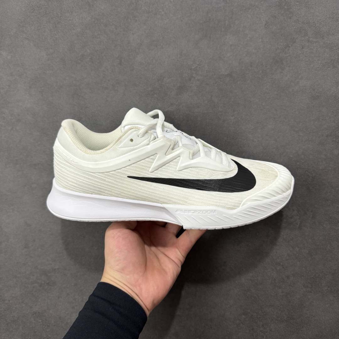 【外贸版】Nike Vapor Pro 3 Premium 简约时尚百搭经典 减震 低帮 网球鞋 FZ2158-101 颜值与实用性兼具 轻质网眼鞋面，透气又轻盈 Air Zoom 缓震配置超给力，击球冲击能有效吸收，缓震回弹超舒适，启动反馈也很赞。 鞋身流线型设计，减少空气阻力，灵活性拉满 鞋底橡胶耐磨，硬地抓地力强，多方向人字纹，急停、变向都稳 中足锁定稳，侧向支撑靠谱，鞋楦贴合度适中，打球时脚在鞋里不乱晃，能专注赢球 简约设计适配多种风格，运动与日常场景无缝切换 轻量化与透气性 网面材质减轻重量，长时间穿着舒适 尺码：36-47-选品中心