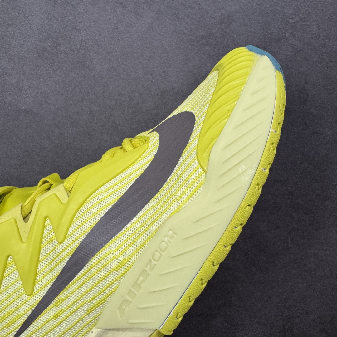 图片[5]-【外贸版】Nike Vapor Pro 3 Premium 简约时尚百搭经典 减震 低帮 网球鞋 HF7829-300 颜值与实用性兼具 轻质网眼鞋面，透气又轻盈 Air Zoom 缓震配置超给力，击球冲击能有效吸收，缓震回弹超舒适，启动反馈也很赞。 鞋身流线型设计，减少空气阻力，灵活性拉满 鞋底橡胶耐磨，硬地抓地力强，多方向人字纹，急停、变向都稳 中足锁定稳，侧向支撑靠谱，鞋楦贴合度适中，打球时脚在鞋里不乱晃，能专注赢球 简约设计适配多种风格，运动与日常场景无缝切换 轻量化与透气性 网面材质减轻重量，长时间穿着舒适 尺码：36-47-选品中心