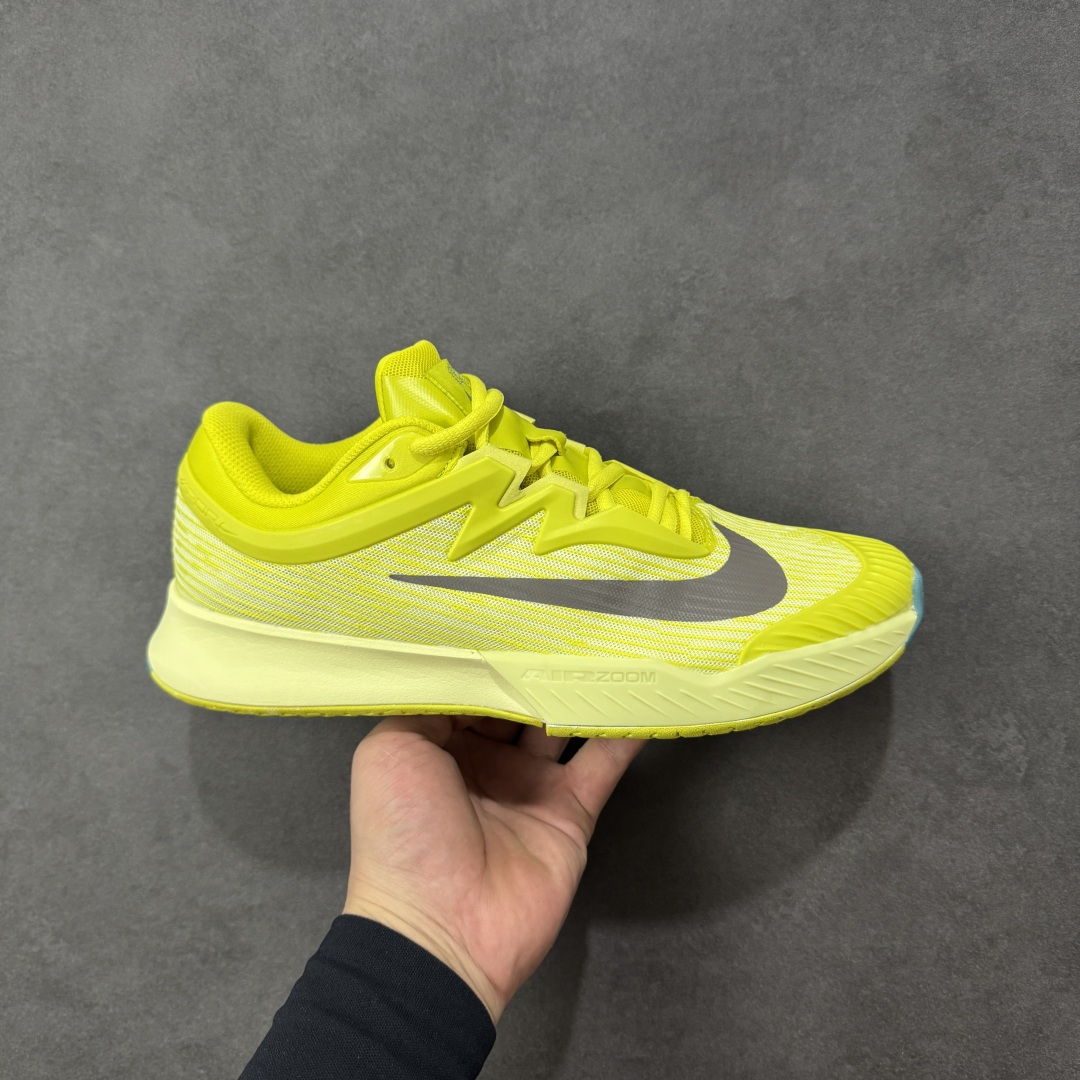 【外贸版】Nike Vapor Pro 3 Premium 简约时尚百搭经典 减震 低帮 网球鞋 HF7829-300 颜值与实用性兼具 轻质网眼鞋面，透气又轻盈 Air Zoom 缓震配置超给力，击球冲击能有效吸收，缓震回弹超舒适，启动反馈也很赞。 鞋身流线型设计，减少空气阻力，灵活性拉满 鞋底橡胶耐磨，硬地抓地力强，多方向人字纹，急停、变向都稳 中足锁定稳，侧向支撑靠谱，鞋楦贴合度适中，打球时脚在鞋里不乱晃，能专注赢球 简约设计适配多种风格，运动与日常场景无缝切换 轻量化与透气性 网面材质减轻重量，长时间穿着舒适 尺码：36-47-选品中心