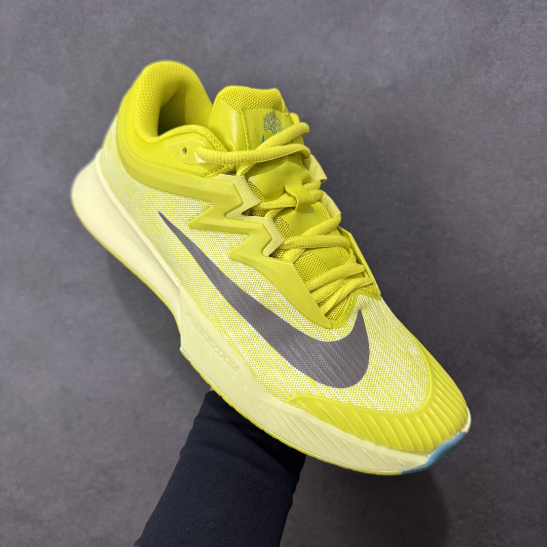 图片[3]-【外贸版】Nike Vapor Pro 3 Premium 简约时尚百搭经典 减震 低帮 网球鞋 HF7829-300 颜值与实用性兼具 轻质网眼鞋面，透气又轻盈 Air Zoom 缓震配置超给力，击球冲击能有效吸收，缓震回弹超舒适，启动反馈也很赞。 鞋身流线型设计，减少空气阻力，灵活性拉满 鞋底橡胶耐磨，硬地抓地力强，多方向人字纹，急停、变向都稳 中足锁定稳，侧向支撑靠谱，鞋楦贴合度适中，打球时脚在鞋里不乱晃，能专注赢球 简约设计适配多种风格，运动与日常场景无缝切换 轻量化与透气性 网面材质减轻重量，长时间穿着舒适 尺码：36-47-选品中心