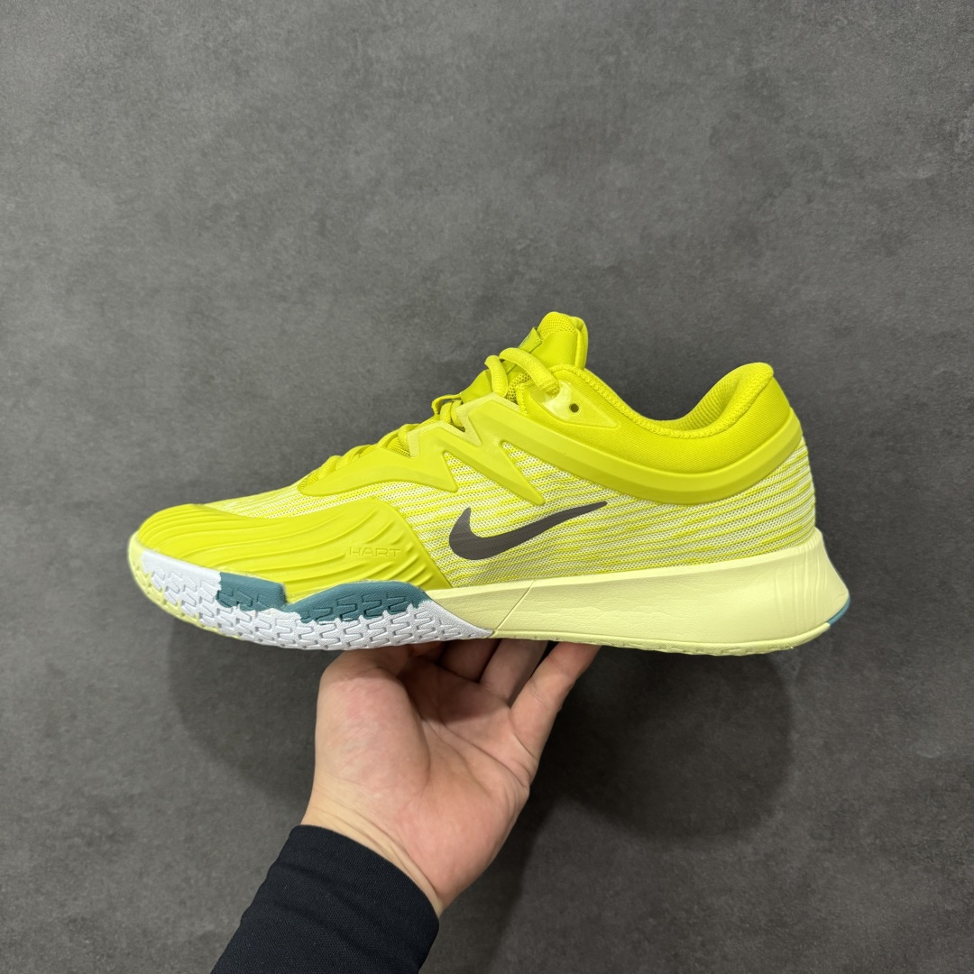 图片[2]-【外贸版】Nike Vapor Pro 3 Premium 简约时尚百搭经典 减震 低帮 网球鞋 HF7829-300 颜值与实用性兼具 轻质网眼鞋面，透气又轻盈 Air Zoom 缓震配置超给力，击球冲击能有效吸收，缓震回弹超舒适，启动反馈也很赞。 鞋身流线型设计，减少空气阻力，灵活性拉满 鞋底橡胶耐磨，硬地抓地力强，多方向人字纹，急停、变向都稳 中足锁定稳，侧向支撑靠谱，鞋楦贴合度适中，打球时脚在鞋里不乱晃，能专注赢球 简约设计适配多种风格，运动与日常场景无缝切换 轻量化与透气性 网面材质减轻重量，长时间穿着舒适 尺码：36-47-选品中心