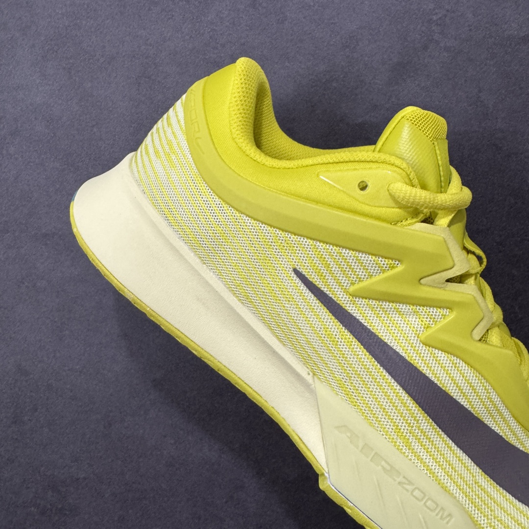 图片[6]-【外贸版】Nike Vapor Pro 3 Premium 简约时尚百搭经典 减震 低帮 网球鞋 HF7829-300 颜值与实用性兼具 轻质网眼鞋面，透气又轻盈 Air Zoom 缓震配置超给力，击球冲击能有效吸收，缓震回弹超舒适，启动反馈也很赞。 鞋身流线型设计，减少空气阻力，灵活性拉满 鞋底橡胶耐磨，硬地抓地力强，多方向人字纹，急停、变向都稳 中足锁定稳，侧向支撑靠谱，鞋楦贴合度适中，打球时脚在鞋里不乱晃，能专注赢球 简约设计适配多种风格，运动与日常场景无缝切换 轻量化与透气性 网面材质减轻重量，长时间穿着舒适 尺码：36-47-选品中心