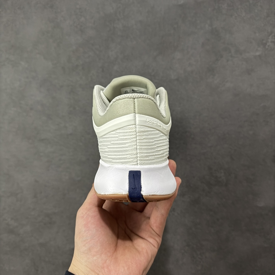 图片[4]-【外贸版】Nike Vapor Pro 3 Premium 简约时尚百搭经典 减震 低帮 网球鞋 FZ2161-100 颜值与实用性兼具 轻质网眼鞋面，透气又轻盈 Air Zoom 缓震配置超给力，击球冲击能有效吸收，缓震回弹超舒适，启动反馈也很赞。 鞋身流线型设计，减少空气阻力，灵活性拉满 鞋底橡胶耐磨，硬地抓地力强，多方向人字纹，急停、变向都稳 中足锁定稳，侧向支撑靠谱，鞋楦贴合度适中，打球时脚在鞋里不乱晃，能专注赢球 简约设计适配多种风格，运动与日常场景无缝切换 轻量化与透气性 网面材质减轻重量，长时间穿着舒适 尺码：36-47-选品中心