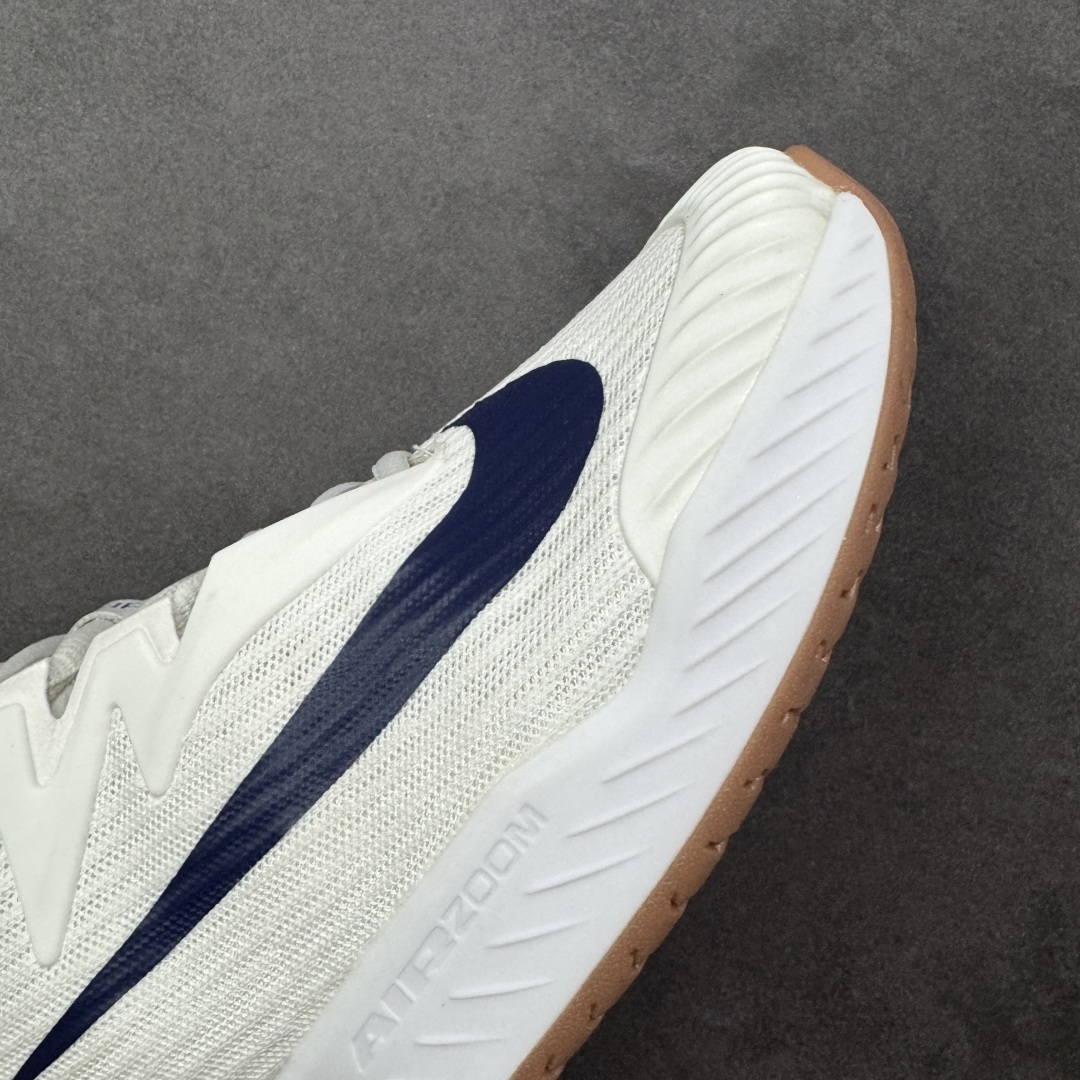 图片[5]-【外贸版】Nike Vapor Pro 3 Premium 简约时尚百搭经典 减震 低帮 网球鞋 FZ2161-100 颜值与实用性兼具 轻质网眼鞋面，透气又轻盈 Air Zoom 缓震配置超给力，击球冲击能有效吸收，缓震回弹超舒适，启动反馈也很赞。 鞋身流线型设计，减少空气阻力，灵活性拉满 鞋底橡胶耐磨，硬地抓地力强，多方向人字纹，急停、变向都稳 中足锁定稳，侧向支撑靠谱，鞋楦贴合度适中，打球时脚在鞋里不乱晃，能专注赢球 简约设计适配多种风格，运动与日常场景无缝切换 轻量化与透气性 网面材质减轻重量，长时间穿着舒适 尺码：36-47-选品中心