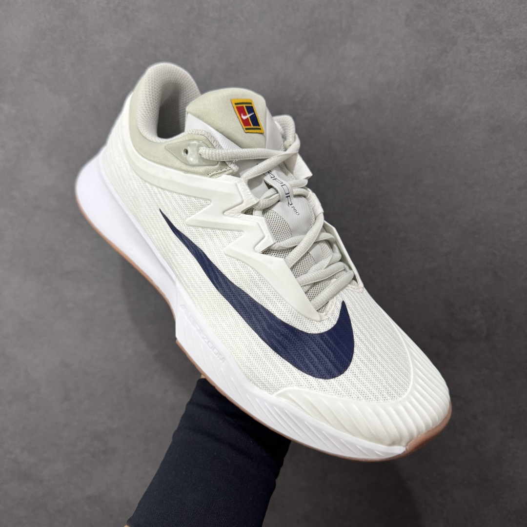 图片[3]-【外贸版】Nike Vapor Pro 3 Premium 简约时尚百搭经典 减震 低帮 网球鞋 FZ2161-100 颜值与实用性兼具 轻质网眼鞋面，透气又轻盈 Air Zoom 缓震配置超给力，击球冲击能有效吸收，缓震回弹超舒适，启动反馈也很赞。 鞋身流线型设计，减少空气阻力，灵活性拉满 鞋底橡胶耐磨，硬地抓地力强，多方向人字纹，急停、变向都稳 中足锁定稳，侧向支撑靠谱，鞋楦贴合度适中，打球时脚在鞋里不乱晃，能专注赢球 简约设计适配多种风格，运动与日常场景无缝切换 轻量化与透气性 网面材质减轻重量，长时间穿着舒适 尺码：36-47-选品中心