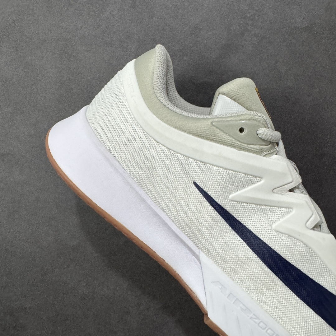 图片[6]-【外贸版】Nike Vapor Pro 3 Premium 简约时尚百搭经典 减震 低帮 网球鞋 FZ2161-100 颜值与实用性兼具 轻质网眼鞋面，透气又轻盈 Air Zoom 缓震配置超给力，击球冲击能有效吸收，缓震回弹超舒适，启动反馈也很赞。 鞋身流线型设计，减少空气阻力，灵活性拉满 鞋底橡胶耐磨，硬地抓地力强，多方向人字纹，急停、变向都稳 中足锁定稳，侧向支撑靠谱，鞋楦贴合度适中，打球时脚在鞋里不乱晃，能专注赢球 简约设计适配多种风格，运动与日常场景无缝切换 轻量化与透气性 网面材质减轻重量，长时间穿着舒适 尺码：36-47-选品中心