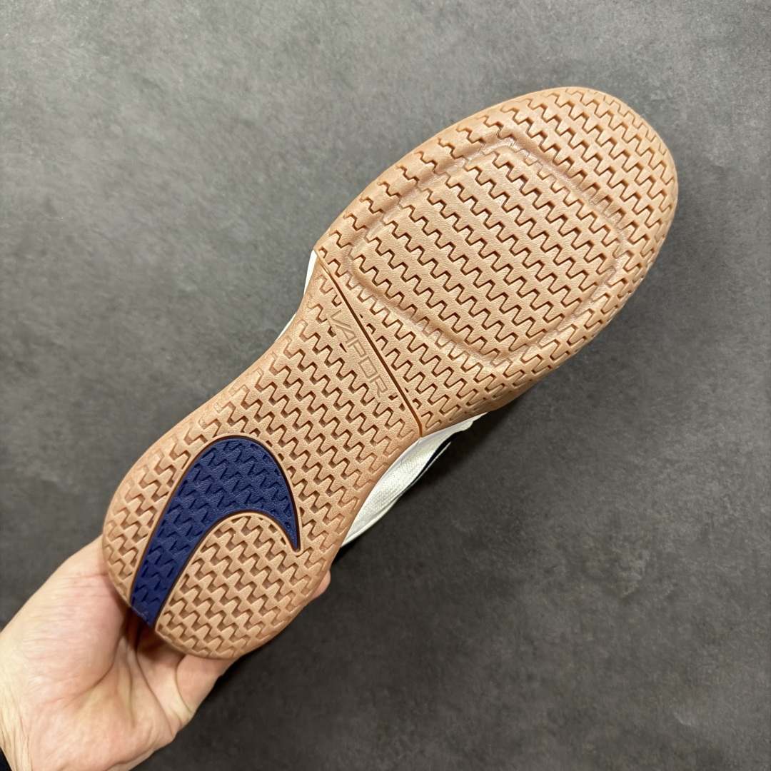 图片[9]-【外贸版】Nike Vapor Pro 3 Premium 简约时尚百搭经典 减震 低帮 网球鞋 FZ2161-100 颜值与实用性兼具 轻质网眼鞋面，透气又轻盈 Air Zoom 缓震配置超给力，击球冲击能有效吸收，缓震回弹超舒适，启动反馈也很赞。 鞋身流线型设计，减少空气阻力，灵活性拉满 鞋底橡胶耐磨，硬地抓地力强，多方向人字纹，急停、变向都稳 中足锁定稳，侧向支撑靠谱，鞋楦贴合度适中，打球时脚在鞋里不乱晃，能专注赢球 简约设计适配多种风格，运动与日常场景无缝切换 轻量化与透气性 网面材质减轻重量，长时间穿着舒适 尺码：36-47-选品中心
