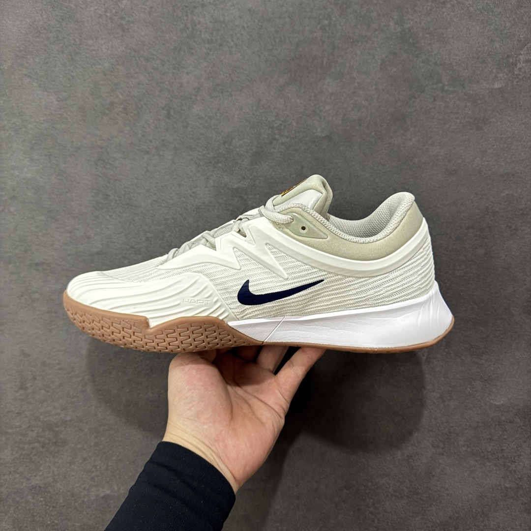 图片[2]-【外贸版】Nike Vapor Pro 3 Premium 简约时尚百搭经典 减震 低帮 网球鞋 FZ2161-100 颜值与实用性兼具 轻质网眼鞋面，透气又轻盈 Air Zoom 缓震配置超给力，击球冲击能有效吸收，缓震回弹超舒适，启动反馈也很赞。 鞋身流线型设计，减少空气阻力，灵活性拉满 鞋底橡胶耐磨，硬地抓地力强，多方向人字纹，急停、变向都稳 中足锁定稳，侧向支撑靠谱，鞋楦贴合度适中，打球时脚在鞋里不乱晃，能专注赢球 简约设计适配多种风格，运动与日常场景无缝切换 轻量化与透气性 网面材质减轻重量，长时间穿着舒适 尺码：36-47-选品中心