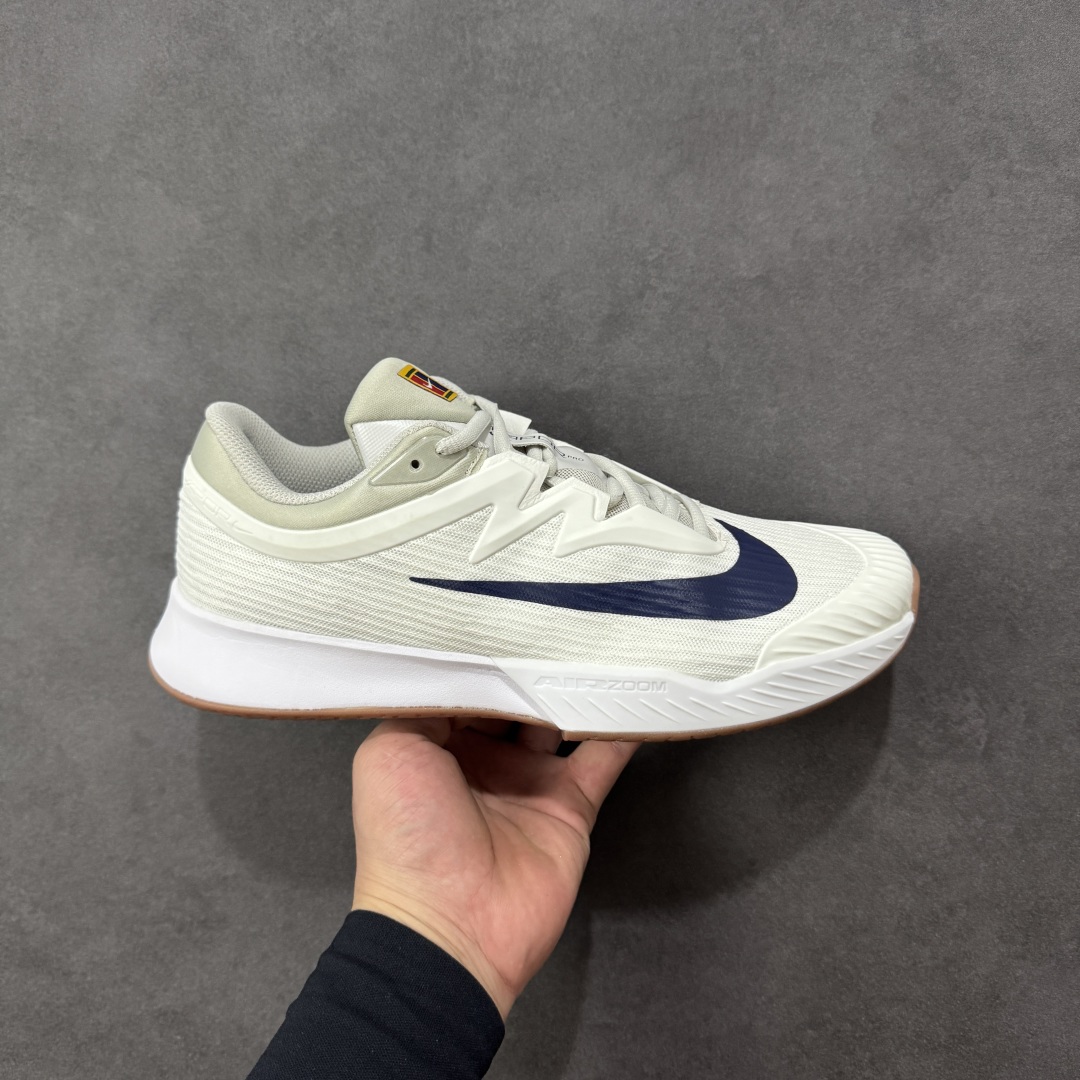 【外贸版】Nike Vapor Pro 3 Premium 简约时尚百搭经典 减震 低帮 网球鞋 FZ2161-100 颜值与实用性兼具 轻质网眼鞋面，透气又轻盈 Air Zoom 缓震配置超给力，击球冲击能有效吸收，缓震回弹超舒适，启动反馈也很赞。 鞋身流线型设计，减少空气阻力，灵活性拉满 鞋底橡胶耐磨，硬地抓地力强，多方向人字纹，急停、变向都稳 中足锁定稳，侧向支撑靠谱，鞋楦贴合度适中，打球时脚在鞋里不乱晃，能专注赢球 简约设计适配多种风格，运动与日常场景无缝切换 轻量化与透气性 网面材质减轻重量，长时间穿着舒适 尺码：36-47-选品中心