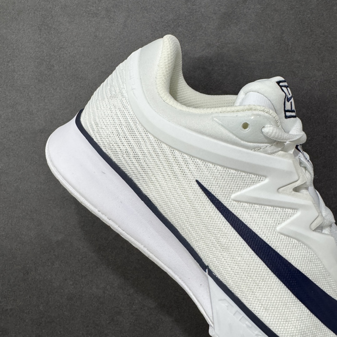 图片[6]-【外贸版】Nike Vapor Pro 3 Premium 简约时尚百搭经典 减震 低帮 网球鞋 IB3973-100 颜值与实用性兼具 轻质网眼鞋面，透气又轻盈 Air Zoom 缓震配置超给力，击球冲击能有效吸收，缓震回弹超舒适，启动反馈也很赞。 鞋身流线型设计，减少空气阻力，灵活性拉满 鞋底橡胶耐磨，硬地抓地力强，多方向人字纹，急停、变向都稳 中足锁定稳，侧向支撑靠谱，鞋楦贴合度适中，打球时脚在鞋里不乱晃，能专注赢球 简约设计适配多种风格，运动与日常场景无缝切换 轻量化与透气性 网面材质减轻重量，长时间穿着舒适 尺码：36-47-选品中心