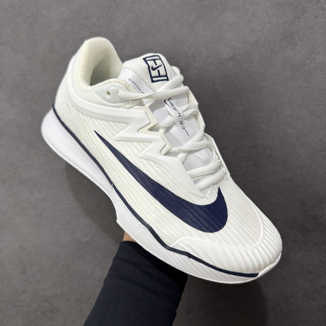 图片[3]-【外贸版】Nike Vapor Pro 3 Premium 简约时尚百搭经典 减震 低帮 网球鞋 IB3973-100 颜值与实用性兼具 轻质网眼鞋面，透气又轻盈 Air Zoom 缓震配置超给力，击球冲击能有效吸收，缓震回弹超舒适，启动反馈也很赞。 鞋身流线型设计，减少空气阻力，灵活性拉满 鞋底橡胶耐磨，硬地抓地力强，多方向人字纹，急停、变向都稳 中足锁定稳，侧向支撑靠谱，鞋楦贴合度适中，打球时脚在鞋里不乱晃，能专注赢球 简约设计适配多种风格，运动与日常场景无缝切换 轻量化与透气性 网面材质减轻重量，长时间穿着舒适 尺码：36-47-选品中心