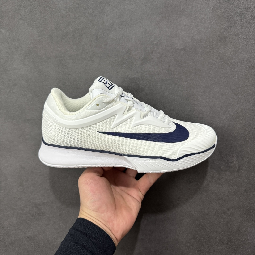 【外贸版】Nike Vapor Pro 3 Premium 简约时尚百搭经典 减震 低帮 网球鞋 IB3973-100 颜值与实用性兼具 轻质网眼鞋面，透气又轻盈 Air Zoom 缓震配置超给力，击球冲击能有效吸收，缓震回弹超舒适，启动反馈也很赞。 鞋身流线型设计，减少空气阻力，灵活性拉满 鞋底橡胶耐磨，硬地抓地力强，多方向人字纹，急停、变向都稳 中足锁定稳，侧向支撑靠谱，鞋楦贴合度适中，打球时脚在鞋里不乱晃，能专注赢球 简约设计适配多种风格，运动与日常场景无缝切换 轻量化与透气性 网面材质减轻重量，长时间穿着舒适 尺码：36-47-选品中心