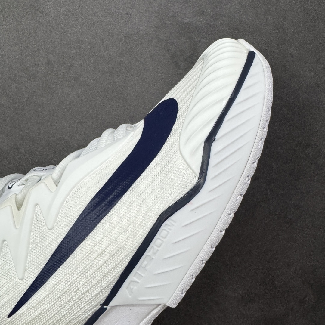 图片[5]-【外贸版】Nike Vapor Pro 3 Premium 简约时尚百搭经典 减震 低帮 网球鞋 IB3973-100 颜值与实用性兼具 轻质网眼鞋面，透气又轻盈 Air Zoom 缓震配置超给力，击球冲击能有效吸收，缓震回弹超舒适，启动反馈也很赞。 鞋身流线型设计，减少空气阻力，灵活性拉满 鞋底橡胶耐磨，硬地抓地力强，多方向人字纹，急停、变向都稳 中足锁定稳，侧向支撑靠谱，鞋楦贴合度适中，打球时脚在鞋里不乱晃，能专注赢球 简约设计适配多种风格，运动与日常场景无缝切换 轻量化与透气性 网面材质减轻重量，长时间穿着舒适 尺码：36-47-选品中心