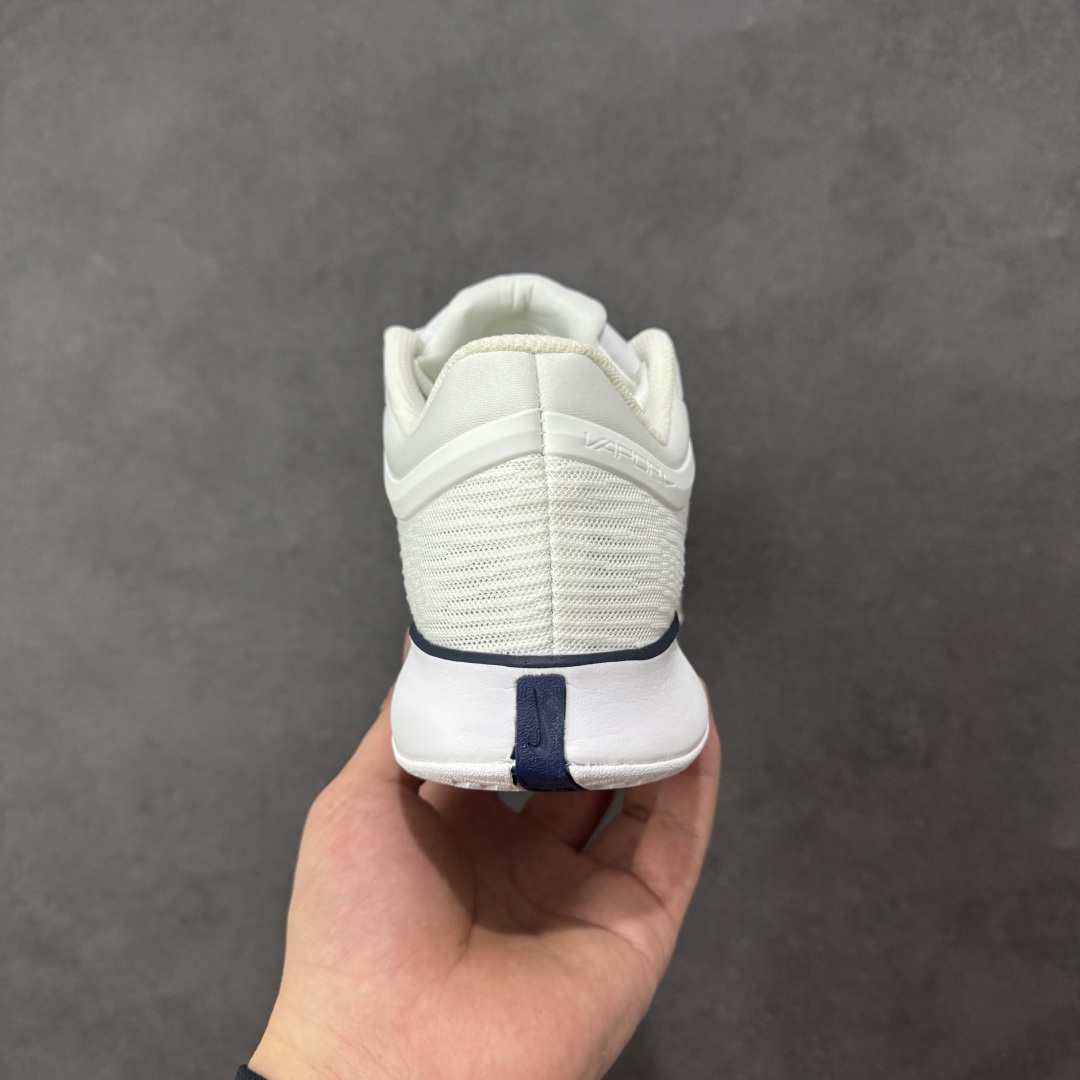 图片[4]-【外贸版】Nike Vapor Pro 3 Premium 简约时尚百搭经典 减震 低帮 网球鞋 IB3973-100 颜值与实用性兼具 轻质网眼鞋面，透气又轻盈 Air Zoom 缓震配置超给力，击球冲击能有效吸收，缓震回弹超舒适，启动反馈也很赞。 鞋身流线型设计，减少空气阻力，灵活性拉满 鞋底橡胶耐磨，硬地抓地力强，多方向人字纹，急停、变向都稳 中足锁定稳，侧向支撑靠谱，鞋楦贴合度适中，打球时脚在鞋里不乱晃，能专注赢球 简约设计适配多种风格，运动与日常场景无缝切换 轻量化与透气性 网面材质减轻重量，长时间穿着舒适 尺码：36-47-选品中心