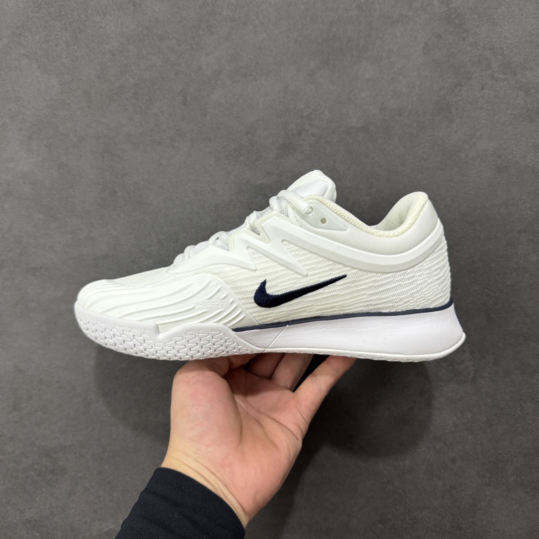 图片[2]-【外贸版】Nike Vapor Pro 3 Premium 简约时尚百搭经典 减震 低帮 网球鞋 IB3973-100 颜值与实用性兼具 轻质网眼鞋面，透气又轻盈 Air Zoom 缓震配置超给力，击球冲击能有效吸收，缓震回弹超舒适，启动反馈也很赞。 鞋身流线型设计，减少空气阻力，灵活性拉满 鞋底橡胶耐磨，硬地抓地力强，多方向人字纹，急停、变向都稳 中足锁定稳，侧向支撑靠谱，鞋楦贴合度适中，打球时脚在鞋里不乱晃，能专注赢球 简约设计适配多种风格，运动与日常场景无缝切换 轻量化与透气性 网面材质减轻重量，长时间穿着舒适 尺码：36-47-选品中心