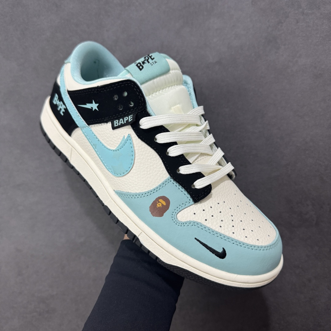 图片[3]-【定制版】NK SB Dunk Low x BAPE 低帮猿人头联名蓝白小勾 纯原大厂出品 极力推荐 原装头层材料 独家版型蒸餾加工 帶來的是更好的视觉和脚感体验 大厂纯原品质出货 清洁度 电绣工艺 皮料切割干净无任何毛边 细节完美 货号：SJ8888-002 尺码：36 36.5 37.5 38 38.5 39 40 40.5 41 42 42.5 43 44 44.5 45-选品中心