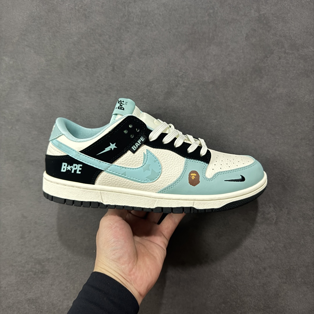 【定制版】NK SB Dunk Low x BAPE 低帮猿人头联名蓝白小勾 纯原大厂出品 极力推荐 原装头层材料 独家版型蒸餾加工 帶來的是更好的视觉和脚感体验 大厂纯原品质出货 清洁度 电绣工艺 皮料切割干净无任何毛边 细节完美 货号：SJ8888-002 尺码：36 36.5 37.5 38 38.5 39 40 40.5 41 42 42.5 43 44 44.5 45-选品中心