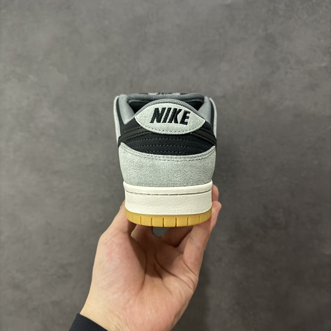 图片[4]-【YC版本】Nike Dunk SB Low \”Dark Smoke Grey\” 耐克 SB 低帮 影子灰 雾霾灰 灰黑 男女同款 小众高级减震防滑低邦休闲板鞋 该定制版球鞋选用原鞋款为Nike Dunk SB Low低帮板鞋男女同款棕色，该产品设计灵感来源于轻定制，用符合美学逻辑的色彩作为设计的基石，整体简约而不简单，复古风作为整体设计的点睛之笔也拉高了抢眼度，氛围感满满，日常舒适且百搭。 货号：HF3063-001 尺码：36 36.5 37.5 38 38.5 39 40 40.5 41 42 42.5 43 44 44.5 45 46 编码：HXSB270280-选品中心