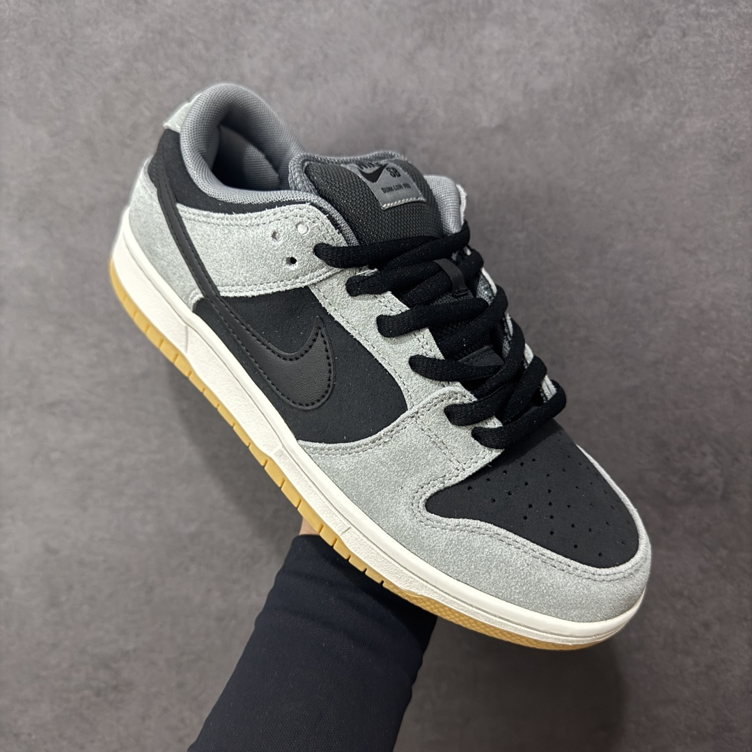 图片[3]-【YC版本】Nike Dunk SB Low \”Dark Smoke Grey\” 耐克 SB 低帮 影子灰 雾霾灰 灰黑 男女同款 小众高级减震防滑低邦休闲板鞋 该定制版球鞋选用原鞋款为Nike Dunk SB Low低帮板鞋男女同款棕色，该产品设计灵感来源于轻定制，用符合美学逻辑的色彩作为设计的基石，整体简约而不简单，复古风作为整体设计的点睛之笔也拉高了抢眼度，氛围感满满，日常舒适且百搭。 货号：HF3063-001 尺码：36 36.5 37.5 38 38.5 39 40 40.5 41 42 42.5 43 44 44.5 45 46 编码：HXSB270280-选品中心
