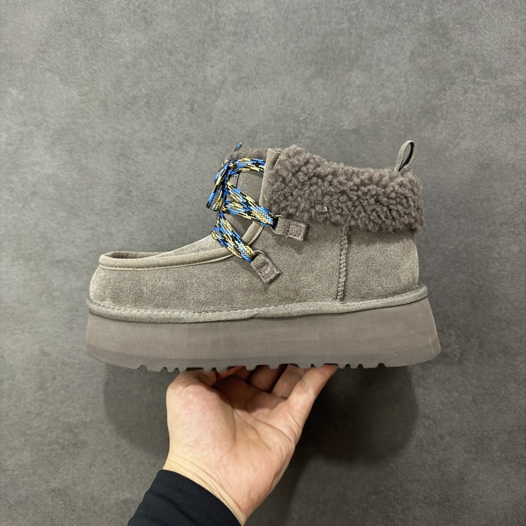 图片[2]-【SP顶级版】UGG W CLASSIC MINI 2 秋冬羊毛一体雪地靴 W/1143954 原代工厂隆丰A级真羊毛皮一体完全遵循正平正品，精选A级羊皮毛一体材质，内里毛绒如云朵般包裹双脚，白带恒温属性一寒锁温抗冻，股季透气排湿，让双脚时刻处于干爽舒适的状态，轻量化设计搭配柔韧鞋底，每一步都似踩在软垫上，再加上贴合足型的弧度与足跟支撑，无论是居家休憩,外出通勤还是日常跑腿，全天行走也无负担。 从经典高筒靴到简约拖鞋，从基础中性色到潮流设计，既能与牛仔裤、卫衣打造随性日常，也能搭配裙子、男女同款更能轻松适配情侣穿搭。 优质羊皮毛天生耐磨损，搭配扎实工艺与防水科技加持，能抵御日常磨损与雨雪侵袭。一双穿数年仍能保持柔软质感💪🏻 尺码：35-40-选品中心