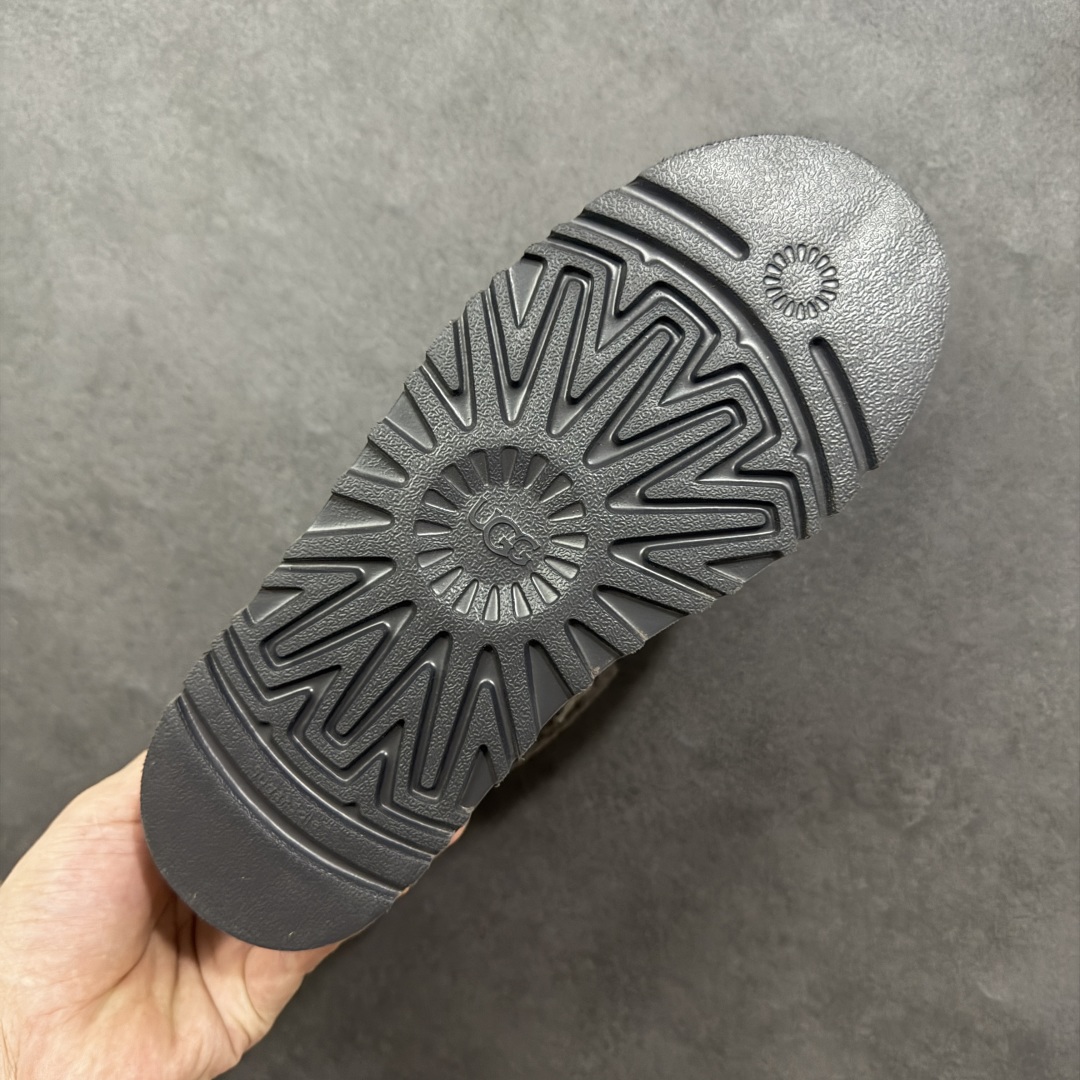 图片[9]-【SP顶级版】UGG W CLASSIC MINI 2 秋冬羊毛一体雪地靴 W/1143954 原代工厂隆丰A级真羊毛皮一体完全遵循正平正品，精选A级羊皮毛一体材质，内里毛绒如云朵般包裹双脚，白带恒温属性一寒锁温抗冻，股季透气排湿，让双脚时刻处于干爽舒适的状态，轻量化设计搭配柔韧鞋底，每一步都似踩在软垫上，再加上贴合足型的弧度与足跟支撑，无论是居家休憩,外出通勤还是日常跑腿，全天行走也无负担。 从经典高筒靴到简约拖鞋，从基础中性色到潮流设计，既能与牛仔裤、卫衣打造随性日常，也能搭配裙子、男女同款更能轻松适配情侣穿搭。 优质羊皮毛天生耐磨损，搭配扎实工艺与防水科技加持，能抵御日常磨损与雨雪侵袭。一双穿数年仍能保持柔软质感💪🏻 尺码：35-40-选品中心