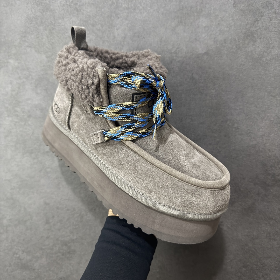 图片[3]-【SP顶级版】UGG W CLASSIC MINI 2 秋冬羊毛一体雪地靴 W/1143954 原代工厂隆丰A级真羊毛皮一体完全遵循正平正品，精选A级羊皮毛一体材质，内里毛绒如云朵般包裹双脚，白带恒温属性一寒锁温抗冻，股季透气排湿，让双脚时刻处于干爽舒适的状态，轻量化设计搭配柔韧鞋底，每一步都似踩在软垫上，再加上贴合足型的弧度与足跟支撑，无论是居家休憩,外出通勤还是日常跑腿，全天行走也无负担。 从经典高筒靴到简约拖鞋，从基础中性色到潮流设计，既能与牛仔裤、卫衣打造随性日常，也能搭配裙子、男女同款更能轻松适配情侣穿搭。 优质羊皮毛天生耐磨损，搭配扎实工艺与防水科技加持，能抵御日常磨损与雨雪侵袭。一双穿数年仍能保持柔软质感💪🏻 尺码：35-40-选品中心