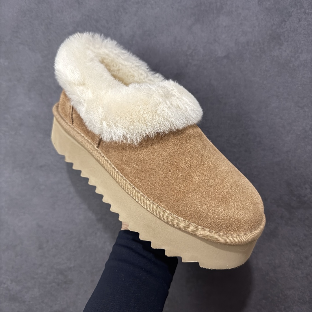 图片[3]-【SP顶级版】UGG W NITA NITA NITA 秋冬羊毛一体雪地靴 W/1166733 原代工厂隆丰A级真羊毛皮一体完全遵循正平正品，精选A级羊皮毛一体材质，内里毛绒如云朵般包裹双脚，白带恒温属性一寒锁温抗冻，股季透气排湿，让双脚时刻处于干爽舒适的状态，轻量化设计搭配柔韧鞋底，每一步都似踩在软垫上，再加上贴合足型的弧度与足跟支撑，无论是居家休憩,外出通勤还是日常跑腿，全天行走也无负担。 从经典高筒靴到简约拖鞋，从基础中性色到潮流设计，既能与牛仔裤、卫衣打造随性日常，也能搭配裙子、男女同款更能轻松适配情侣穿搭。 优质羊皮毛天生耐磨损，搭配扎实工艺与防水科技加持，能抵御日常磨损与雨雪侵袭。一双穿数年仍能保持柔软质感💪🏻 尺码：35-40-选品中心