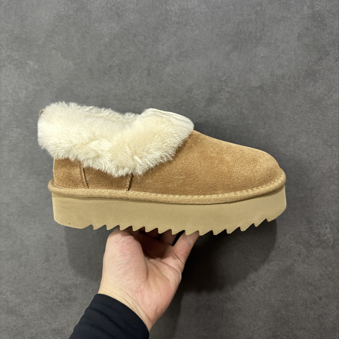 【SP顶级版】UGG W NITA NITA NITA 秋冬羊毛一体雪地靴 W/1166733 原代工厂隆丰A级真羊毛皮一体完全遵循正平正品，精选A级羊皮毛一体材质，内里毛绒如云朵般包裹双脚，白带恒温属性一寒锁温抗冻，股季透气排湿，让双脚时刻处于干爽舒适的状态，轻量化设计搭配柔韧鞋底，每一步都似踩在软垫上，再加上贴合足型的弧度与足跟支撑，无论是居家休憩,外出通勤还是日常跑腿，全天行走也无负担。 从经典高筒靴到简约拖鞋，从基础中性色到潮流设计，既能与牛仔裤、卫衣打造随性日常，也能搭配裙子、男女同款更能轻松适配情侣穿搭。 优质羊皮毛天生耐磨损，搭配扎实工艺与防水科技加持，能抵御日常磨损与雨雪侵袭。一双穿数年仍能保持柔软质感💪🏻 尺码：35-40-选品中心